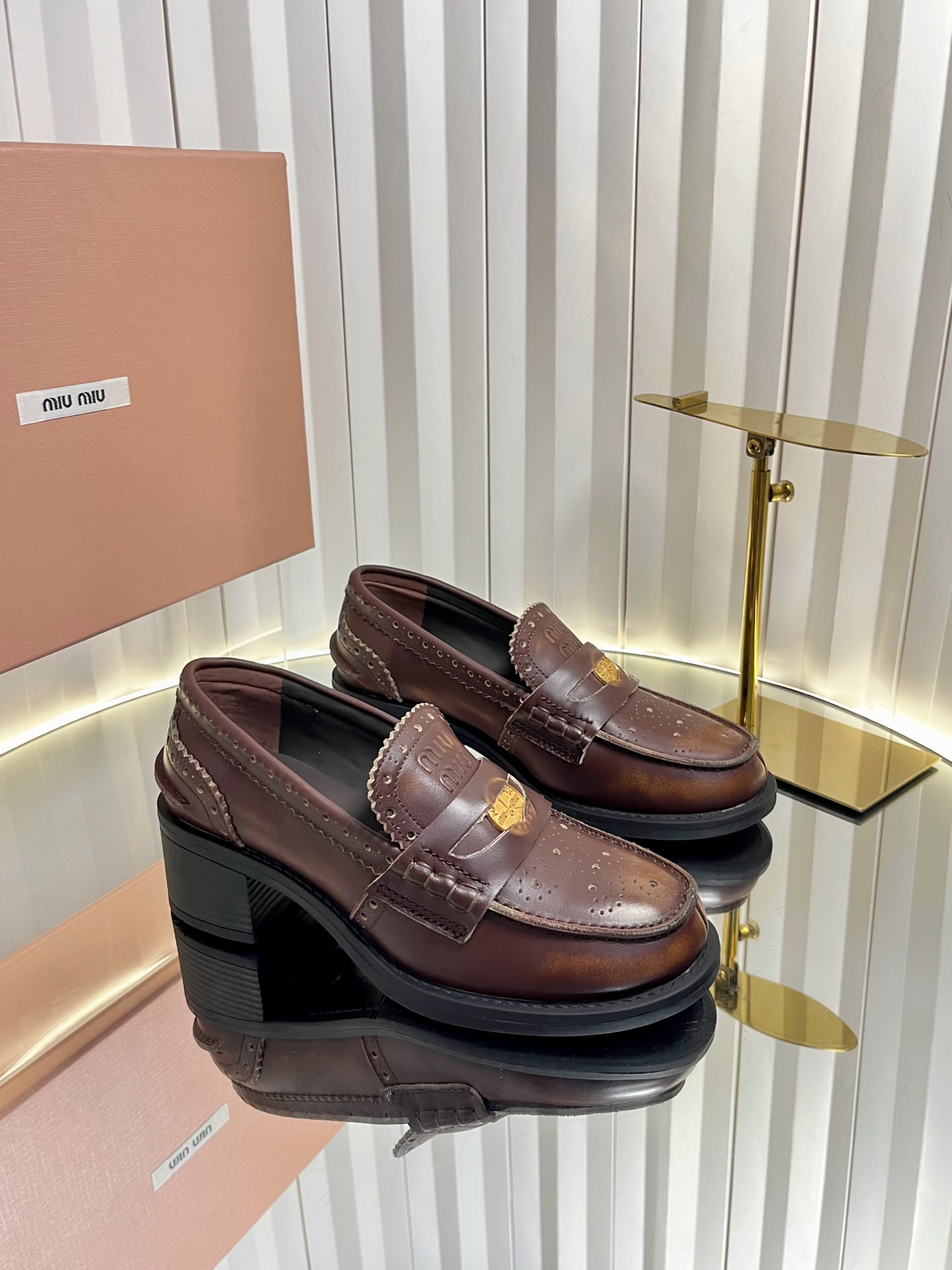 NO:562167,Miu Mi* Miu Miu's new lightweight coin thick-soled loafers, retro British style, color-changing baroque carved British style elements, Miu Miu's model is so beautiful, it looks great no matter how you wear it. The design of the coin is very retro and fashionable!  All details on the leather edges are oiled and the original molded rubber outsole!  Original molded coin hardware copper buckle!  Original custom-made cowhide material and sheepskin lining Heel height: 2.5cm/5.5cm Size34-39 (34.40 custom-made and non-returnable), loafers, miumiu, loafers, cowhide, sheepskin19860909Miu Mi* 缪缪新款轻便钱币厚底乐福鞋, 复古英伦风 擦色变色巴洛克雕花英伦风元素, 缪缪这一款也太美了吧,无敌搭配怎么穿都超级好看钱币的设计很复古很时尚！ 皮边全部细节油边处理,原版开模橡胶大底！原版开模钱币五金铜扣！ 原版定制牛皮材质羊皮内里 跟高:2.5cm/5.5cm Size34-39（34.40定做不退换）,乐福鞋,miumiu,loafers,cowhide,sheepskin,Women's Shoes