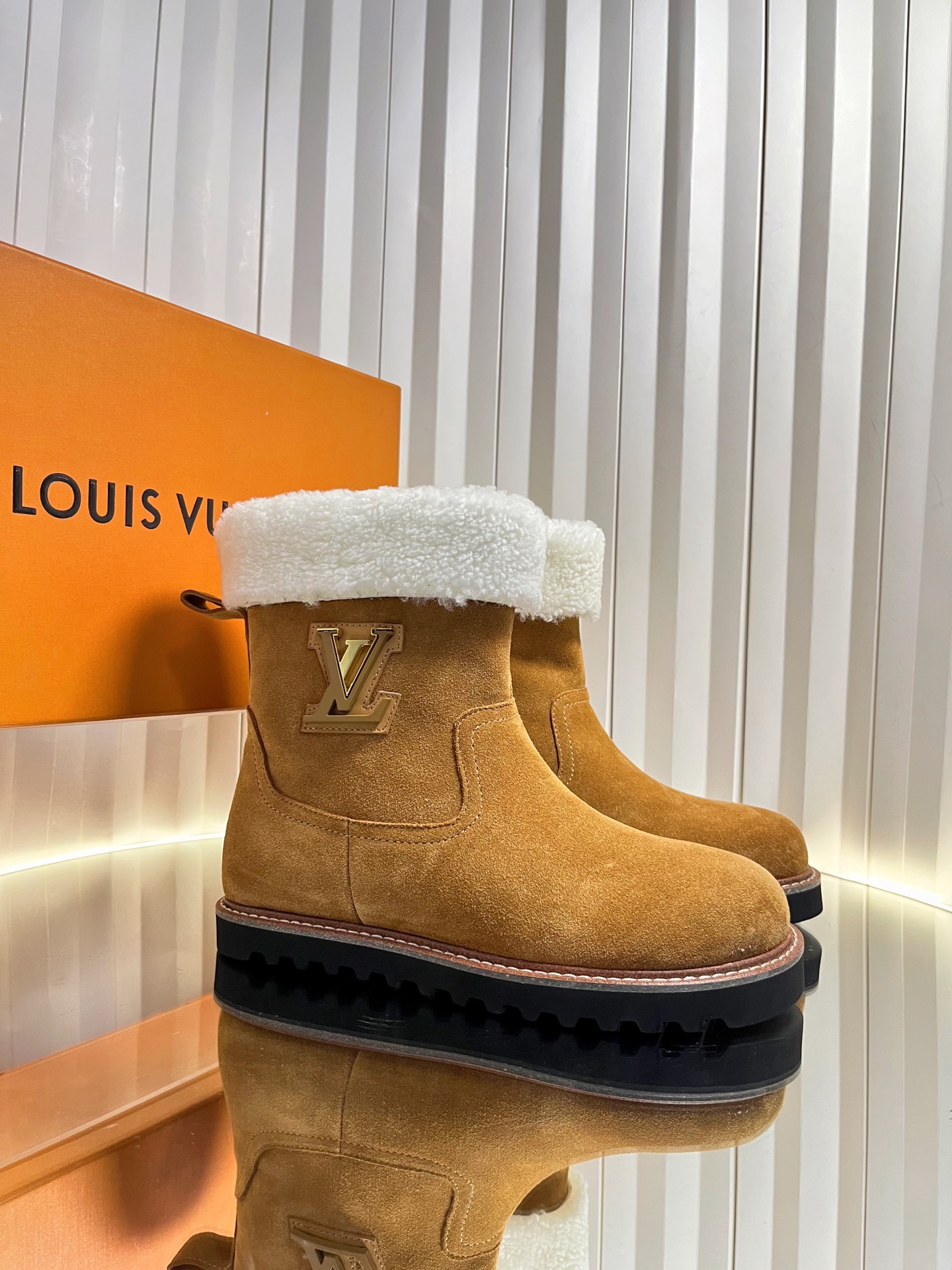 NO:561543,, the top version of LV's new autumn and winter wool short boots, imported fur-integrated lambswool, original hardware and large leather logo, super beautiful!  The upper material is relatively thick mercerized cow suede/presbyopia, with lamb hair lining, genuine leather welt, and original custom-made A-grade rubber for the sole!  Perfect for both functionality and fashion!  Size35-42 (40.41.42 custom-made, non-refundable), snow boots, boots19860909,顶级版本LV秋冬新品羊毛短靴,进口皮毛一体羔羊毛,原版五金拼皮大Logo,超美！ 鞋面材质是比较厚实的丝光牛反绒/老花,内里羊羔毛,真皮沿条,鞋底原版定制A级胶料！ 功能性和时髦度都满分！ Size35-42（40.41.42定做不退换）,雪地靴,boots,Women's Shoes
