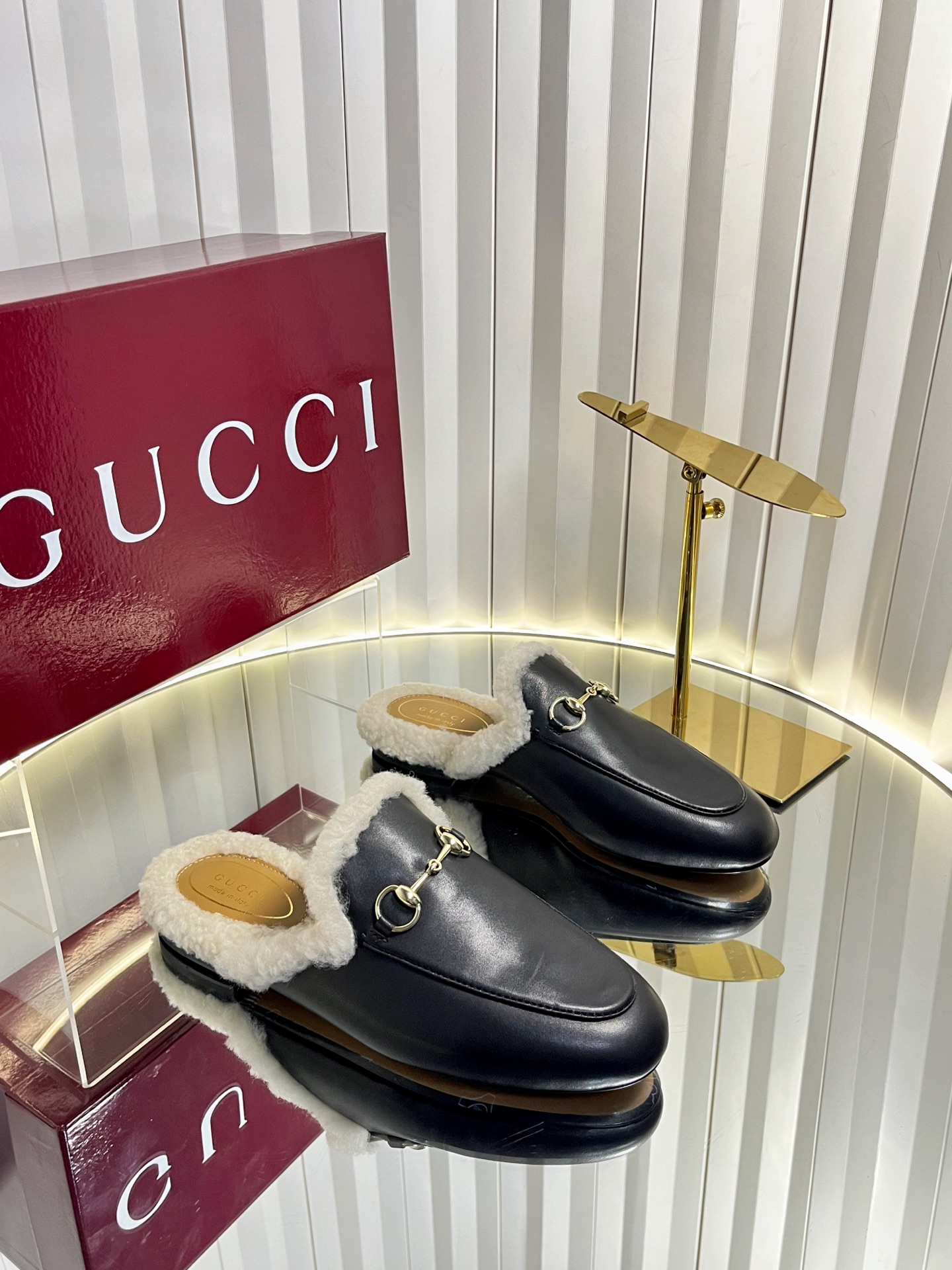 NO:577112,Gucci Princetown Merino Wool Mule Slippers Gucci's iconic Princetown slippers are known for their elegant silhouette, refined materials and classic horsebits. This model is defined in smooth suede and merino wool lining. Niujing upper Merino wool lining Size 35-42 (40.41.42 custom-made non-refundable), semi-slippers, gucci, slippers19860909Gucci Princetown美利奴羊毛穆勒鞋拖鞋 Gucci 标志性的Princetown拖鞋以其优雅的轮廓、精致的材料和经典的马衔而著称.这个模型是在光滑的绒面革和美利奴羊毛衬里的定义. 牛京鞋面 美利奴羊毛衬里 码数35-42（40.41.42定做不退换）,半拖毛毛鞋,gucci,slippers,Women's Shoes