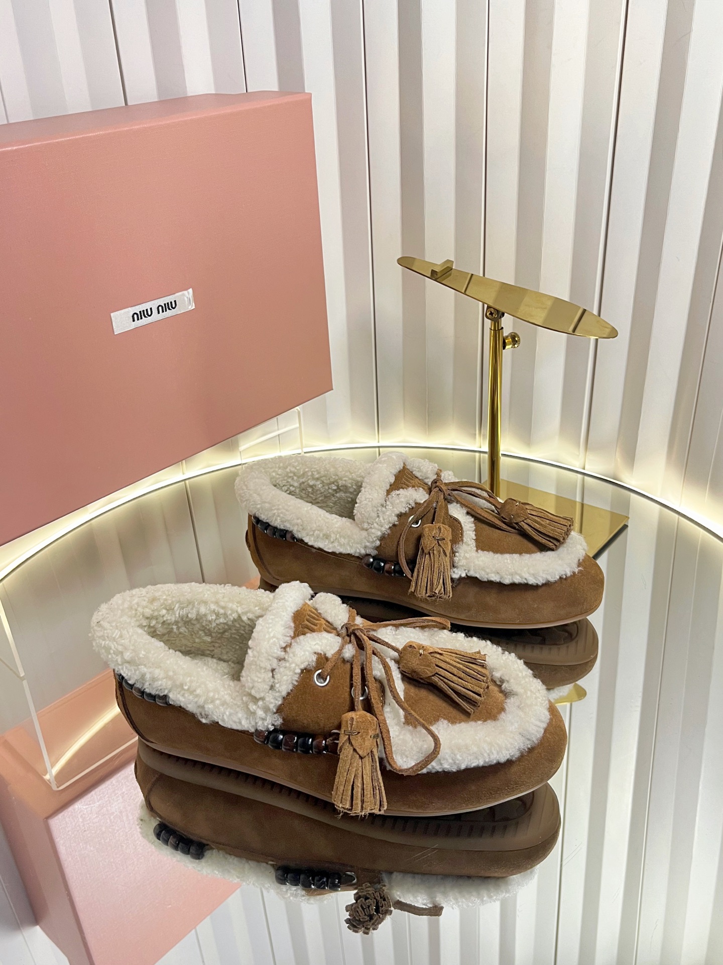 NO:577117,Miu Mi* 25FW deck shoes Wool loafers Miu Miu's new wool loafers are available in retro colors such as brown and dark brown. The edges and mouth of the shoes are decorated with white plush, which is in sharp contrast, keeping warm and adding a cute atmosphere. There are wooden beading decorations on the sides of the shoes, and tassel elements on the shoelaces, giving it a retro feel. The shoe shape is a classic loafer silhouette, simple yet refined.  It can be paired with a high-waisted pleated skirt + white sweater and a college-style suit to create a college retro feel; or choose a floral dress to add a sweet element. The retro feel of plush shoes and the softness of the skirt collide to create a unique style. Cow suede upper, wool lining, original open molded outsole Size34-41 (34.40.41 customized non-returnable), loafers, fur shoes, miumiu, loafers, skirts, sweaters, business suit19860909Miu Mi* 25FW deck shoes 羊毛乐福鞋 Miu Miu新款羊毛乐福鞋.有棕色、深棕色等复古色调可选；鞋边和鞋口点缀白色毛绒,形成鲜明对比,既保暖又增添可爱氛围.鞋侧有木质串珠装饰,鞋带处搭配流苏元素,复古感拉满；鞋型是经典乐福鞋轮廓,简约又不失精致. 可搭配高腰百褶裙+白色毛衣,外搭学院风西装,打造学院复古感；或选择碎花连衣裙,增加甜美元素,毛绒鞋的复古感与裙装的柔美碰撞出独特风格. 鞋面牛反绒 内里羊毛 大底原版开模大底 Size34-41（34.40.41定制不退换）,乐福鞋毛毛鞋,miumiu,loafers,skirts,sweaters,business suit,Women's Shoes