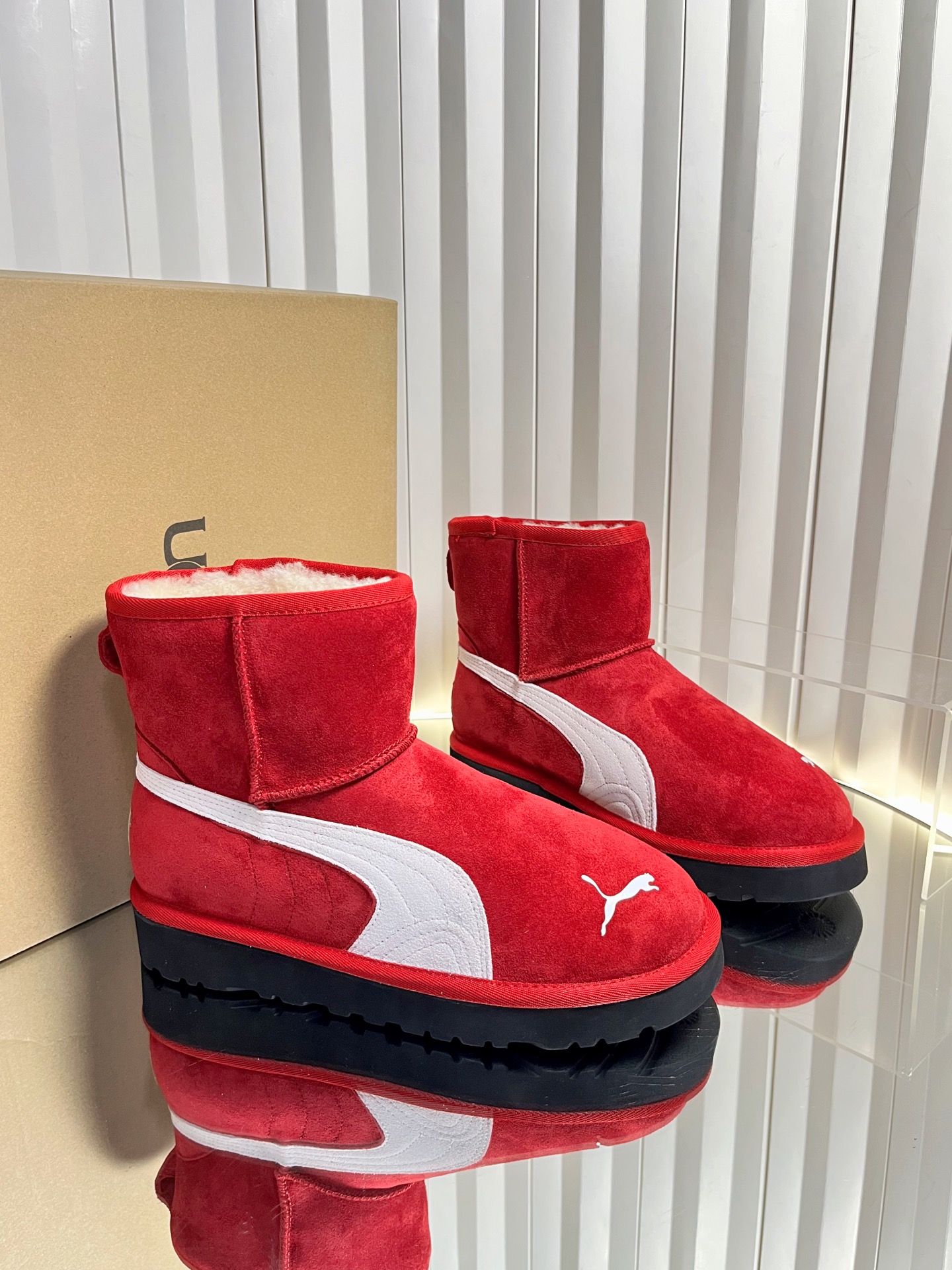 NO:616302,Purchase level sports version UGG joint Puma 25ss autumn and winter warm belt snow boots. The upper is made of suede and is filled with wool to achieve a combination of warmth and texture. The mid-calf boot shape is equipped with a side buckle design, which not only enhances the fashion sense of the shape, but also adjusts the shape of the boot according to the dressing needs, such as folding to change the style. The thick sole design has a heightening effect, suitable for winter cold-resistant scenes, and can be adapted to various styles such as casual and street. UGG  Famous for its sheepskin integrated snow boots, this type of buckle style is an extension of the brand's classic product line. It not only retains the core gene of 'warmth and comfort', but also enhances the fashion attributes through details such as metal buckles. It is often the matching choice of stars and fashionistas in autumn and winter. The upper is cow suede and the lining is imported wool from New Zealand. The outsole is a combination of rubber and outsole. Size 35-40 (custom-made for 40, non-refundable), snow boots, boots, sheepskin19860909代购级 运动版 UGG 联名 Puma 25ss 秋冬保暖带 雪地靴 鞋面采用翻毛皮材质,内里填充羊毛,实现保暖与质感的结合.中筒靴型搭配侧边扣带设计,既提升了造型的时尚感,又可根据穿搭需求调节靴筒形态,如翻折变换风格.厚底设计兼具增高效果,适合冬季抗寒场景,能适配休闲、街头等多种穿搭风格. UGG 以羊皮毛一体雪地靴闻名,此类带扣款式属于品牌经典产品线的延伸,既保留了“温暖舒适”的核心基因,又通过金属扣等细节增强时尚属性,常成为秋冬季节明星、潮流达人的搭配选择. 鞋面牛反绒 内里新西兰进口羊毛 大底橡胶组合大底 Size35-40（40订做不退换）,雪地靴,boots,sheepskin,Women's Shoes