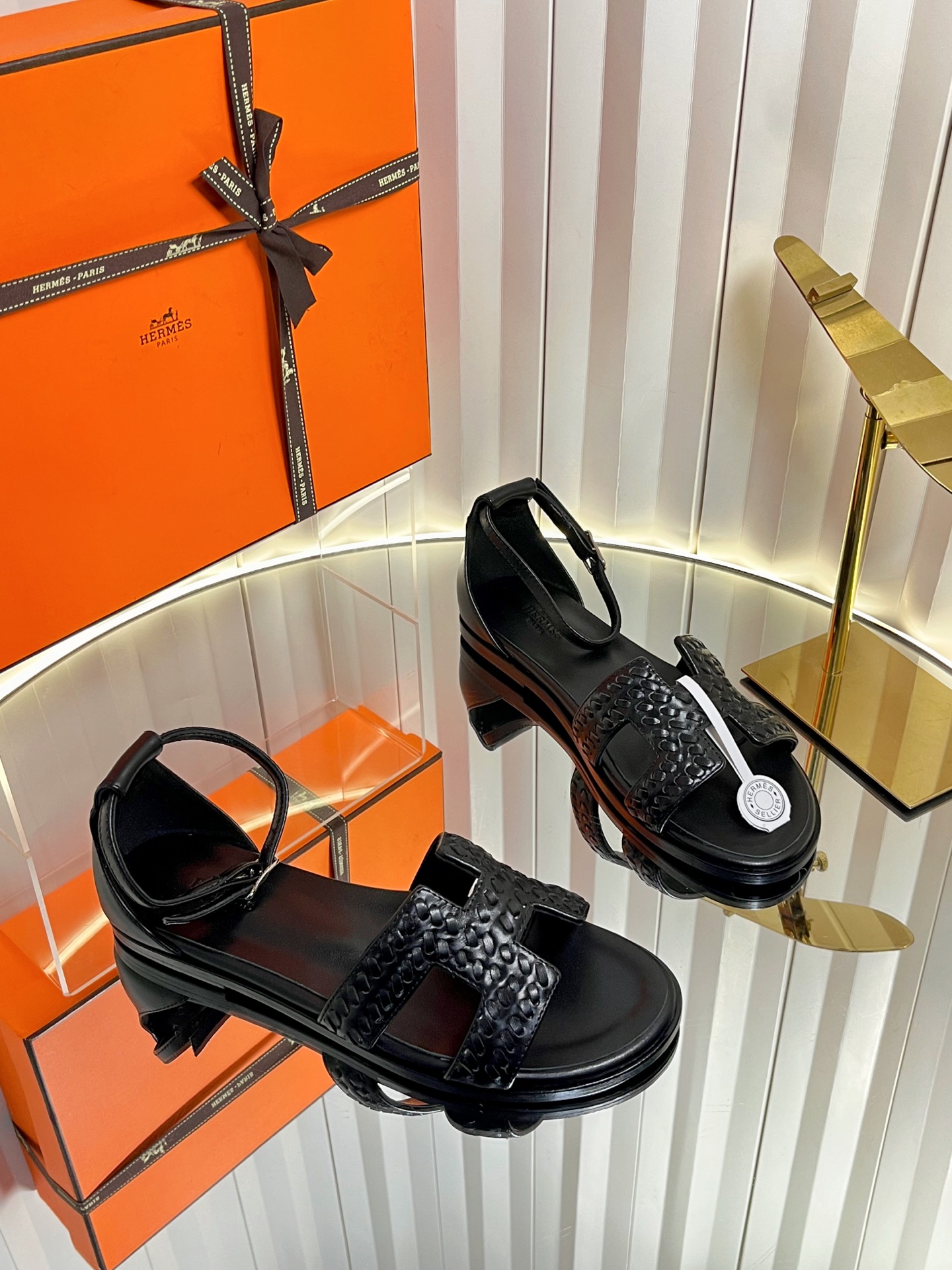 NO:616280,(Additional 10 for airplane box) Hermes H slippers Oasis sandals series————————Fashionable and versatile Super comfortable Every detail is made to the extreme Original swift calfskin Original 1:1 exclusive private mold upper/original leather outsole Original special cowhide upper Heel high flat sole Original leather outsole  SIZE34~42 (40.41.42 customization is non-returnable and non-exchangeable), sandals, hermes, hermes, stuart weitzman, sandals, slippers, cowhide, Leather soles19860909（飞机盒另加10） Hermes 爱马仕H拖鞋Oasis 凉鞋系列———————————时尚又百搭 超级舒服 每个细节都做到极致 原版swift小牛皮 原版1:1独家私模鞋面/原版真皮大底  鞋面原版特制牛皮 跟高平底 大底原版真皮大底 SIZE34~42（40.41.42定制不退不换）,凉鞋,hermes,hermes,stuart weitzman,sandals,slippers,cowhide,Leather soles,Women's Shoes