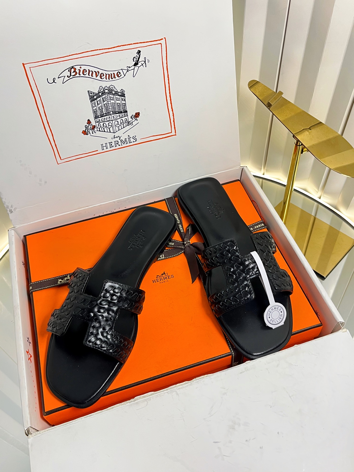 NO:616277,(Additional 10 for the airplane box) Hermes H slippers Oasis sandals series————————Fashionable and versatile Super comfortable Every detail is made to the extreme Original swift calfskin Original 1:1 exclusive private mold upper/original leather outsole Original special cowhide upper Heel high flat bottom //5cm mid-heel outsole Original leather outsole  SIZE34~42 (40.41.42 customization is non-returnable and non-exchangeable), slippers, hermes, hermes, stuart weitzman, sandals, slippers, cowhide, Leather soles19860909（飞机盒另加10） Hermes 爱马仕H拖鞋Oasis 凉鞋系列———————————时尚又百搭 超级舒服 每个细节都做到极致 原版swift小牛皮 原版1:1独家私模鞋面/原版真皮大底  鞋面原版特制牛皮 跟高平底//中跟5cm 大底原版真皮大底 SIZE34~42（40.41.42定制不退不换）,拖鞋,hermes,hermes,stuart weitzman,sandals,slippers,cowhide,Leather soles,Women's Shoes