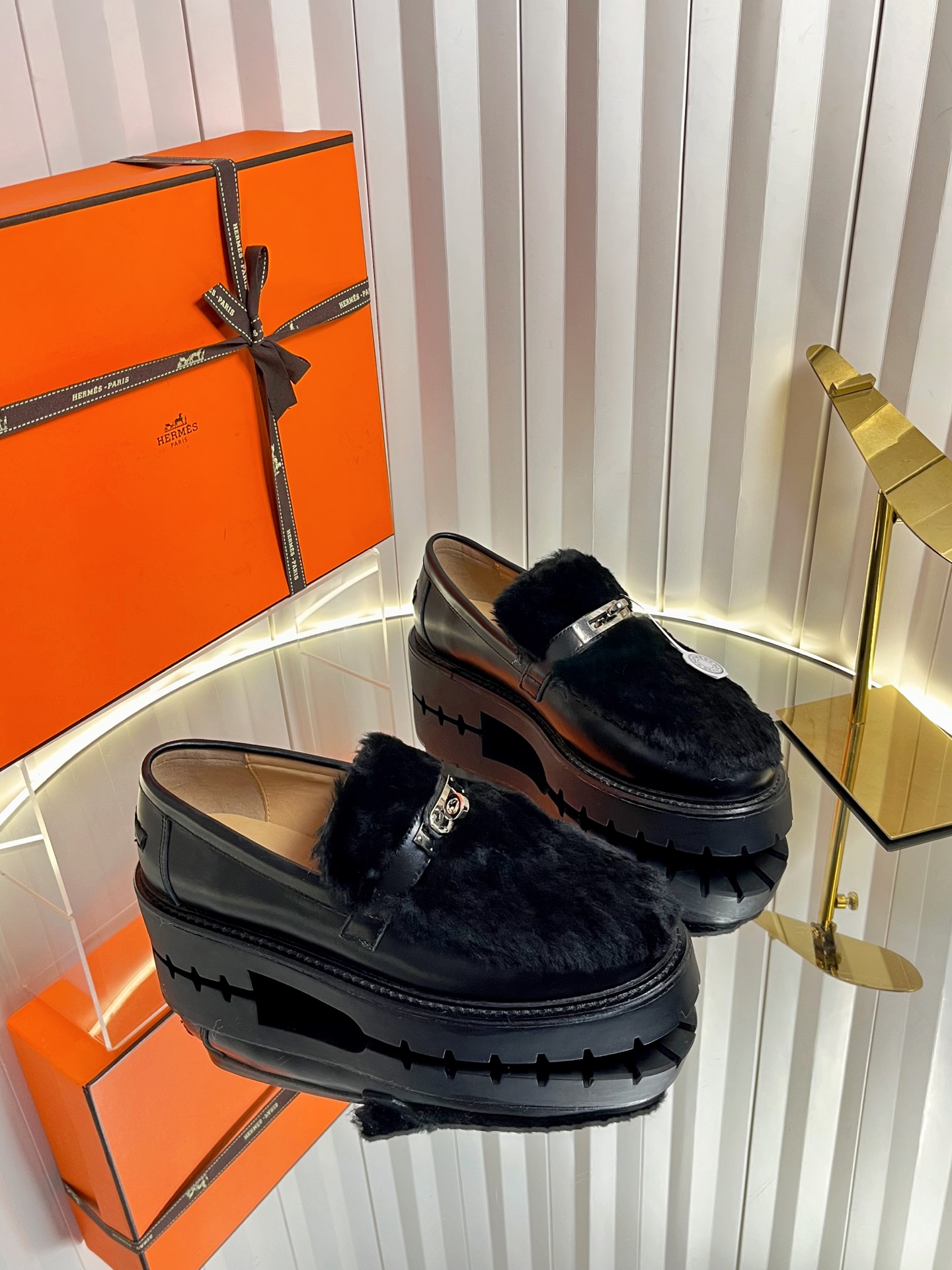 NO:616274,(Top version) Hermes' new Kelly+ hot-selling single shoe series has a super correct version, leather style, wool style, with a certain thickness to increase the length of the legs!  Breathable, comfortable imported cowhide, spring and summer color matching, this item is both beautiful and comfortable!  Channel supply size 35-40 [40.41 custom-made], loafers, hermes, hermes, loafers, cowhide19860909（顶级版） 爱马仕Hermes 新款Kelly+爆款单鞋系列 版型超正,皮面款,羊毛款,有一定厚度增高显腿长！透体透气 舒适的进口牛皮 春夏拼色兼具颜值舒适度的单品！ 渠道货源 size 35-40【40.41定做】,乐福鞋,hermes,hermes,loafers,cowhide,Women's Shoes