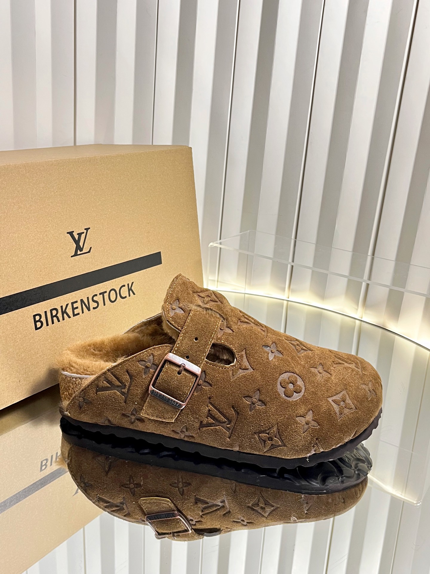 NO:616271,Women's and men's wool style (top version) Louis Vuitton  In the hot summer, a pair of light and comfortable slippers is indispensable. These oak Birkenstock cork slippers, mule shoes, retro casual beach slippers for women, are simply a lifesaver!  The upper is made of custom-made calfskin suede, and the lining is made of wool. The sole is made of original molded EVA ultra-light material. The code number is 35-46 (40.41 for women and 38.45.46 for men. Customized and non-returnable). Packed in a full set of original gift boxes, semi-slippers, birkenstock, louis vuitton, louis vuitton, slippers.19860909女男羊毛款（顶级版本） Louis Vuitton × BIRKENSTOCK联名合作款Boston包头软底拖鞋Lv 勃肯穆勒拖鞋 万年经典勃肯软底拖鞋强势推出,一个品牌就是一个鞋子类型,其构造鉴于人体工学设计,让脚完全解放舒适打造的,所以其脚床的构造完全贴合脚的弧度. 夏日炎炎,少不了一双轻盈又舒适的拖鞋,这款橡木材质勃肯软木拖鞋穆勒鞋复古休闲沙滩女拖,简直就是救星！ 鞋面定制老花皮牛反绒 内里羊毛内里 鞋底原版开模EVA超轻材料 码数35-46（女40.41男38.45.46定制不退换） 包装全套原版礼盒,半拖毛毛鞋,birkenstock,louis vuitton,louis vuitton,slippers,Women's Shoes