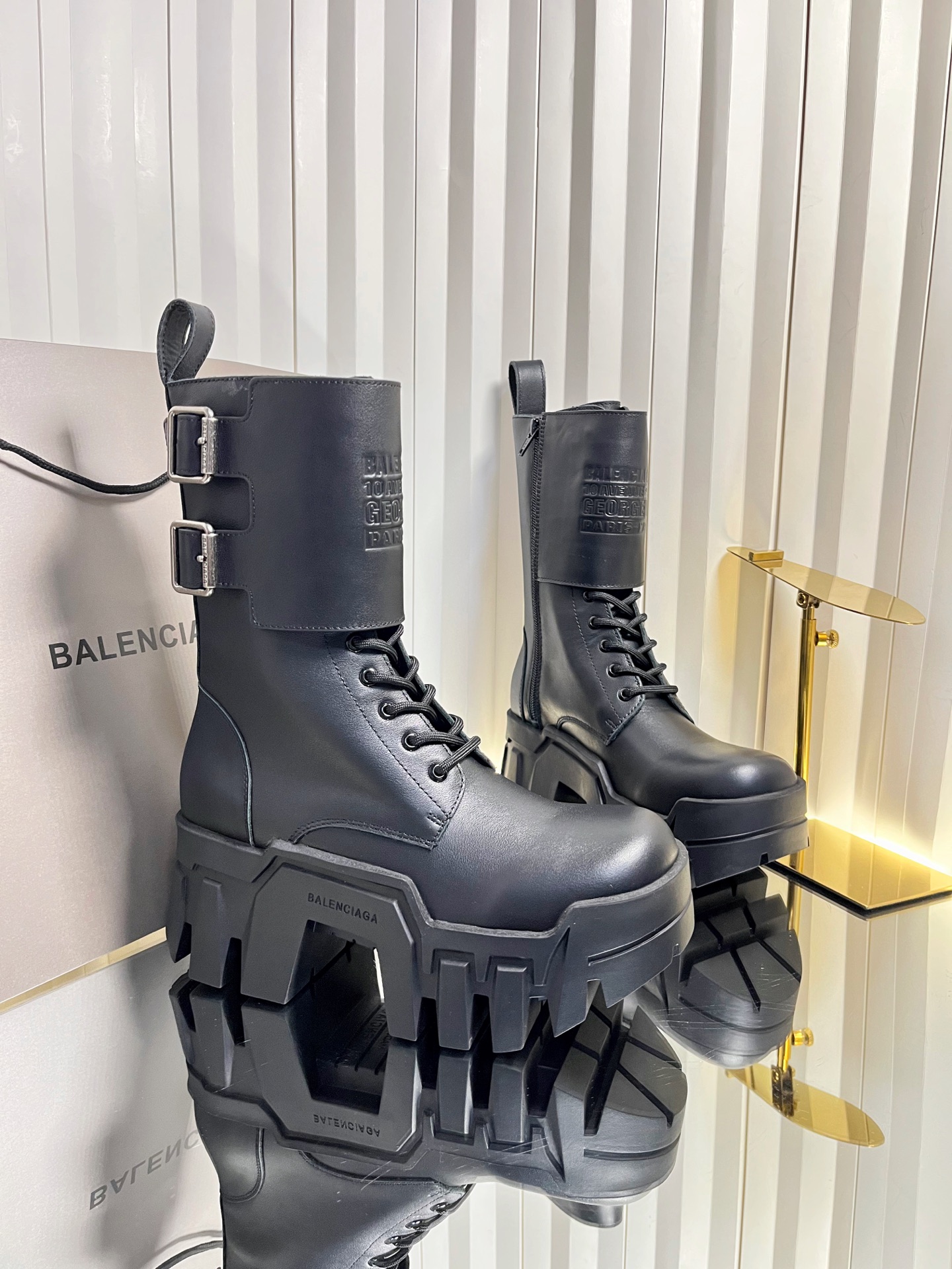NO:630598,Men and women | 5 Balenciaga's new cool and versatile boots. These thick-soled boots are very popular this year. Major Internet celebrities have launched shows. Xiaohongshu's popular model has an excellent effect when worn (increasing height). The refreshing performance is enough to express the control of every detail of the shoes. The fabric is original imported calf leather. Cowhide lining. Thick-soled platform shoes with logo and non-slip soles. This shoe is very comfortable on the foot and feels great. The heel height is 8 cm.  Size 35-46 (female 40.41 male 45.46 customized), boots, balenciaga, boots, cowhide19860909女男 | 5 巴黎世家新款潮酷个性百搭靴,这款厚底靴今年非常爆,各大网红明星纷纷开秀,小红书爆款穿上（增高）效果极佳,清爽的表现足以表达对鞋子的个个细节的把控, 面料原版进口胎牛皮 牛皮内里 厚底松糕鞋,带logo 防滑鞋底,这款鞋子上脚非常舒服,脚感很棒 跟高8公分 码数35-46(女40.41男45.46订做),靴子,balenciaga,boots,cowhide,Women's Shoes