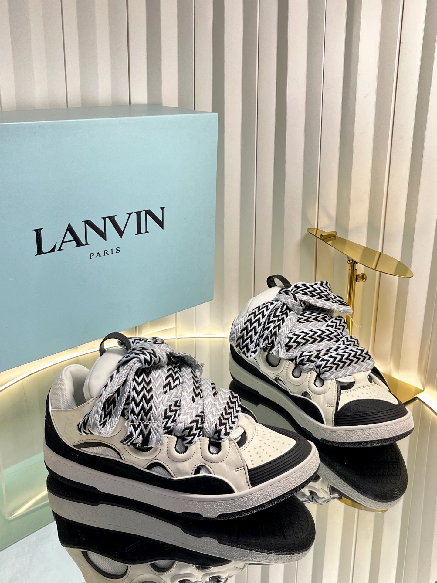 NO:630592,(Couple model) LANVIN  #波在Now #爱要动动 Lanvin × Gallery Department  Co-branded limited series; calm, determined, lively, classic and trendy, mature and youthful; interpreting the multi-faceted charm combination to form a colorful work of art. Lanvin couple's splash-ink bread shoes, sports shoes, moral training shoes, high-top shoes. The official website is very popular with global experts checking in, and many celebrities have planted it.  The grass shoe upper is made of cowhide, cow suede, fabric, contrasting color stitching... cowhide injection molded latex feet... a combination of splash ink and hand-painted irregular drawings for women 34-40/men's 39-46 regular size original co-branded gift box, casual shoes/sports shoes, sneakers, cowhide19860909（情侣款) LANVIN X GALLERY DEPARTMENT II限量系列登上《时尚COSMO》月刊封面及封面故事.全套LOOK打造时髦造型,不羁姿态诠释街头趣味！ #浪就现在 #爱要型动  Lanvin × Gallery Department 联名款限定系列；沉稳、笃定、活泼、经典与潮流、成熟与青春；诠释多面魅力组合构成一个五彩斑斓的艺术品浪凡情侣款泼墨面包鞋,运动鞋,德训鞋,高帮鞋官网热度火爆全球达人打卡,众多红人都纷纷种草鞋面采用牛皮,牛反绒,织物,撞色拼接……牛皮注塑乳胶垫脚……泼墨与手绘组合不规范描图女款34—40/男款39—46正码原版联名包装礼盒,休闲鞋/运动鞋,sneakers,cowhide,Women's Shoes