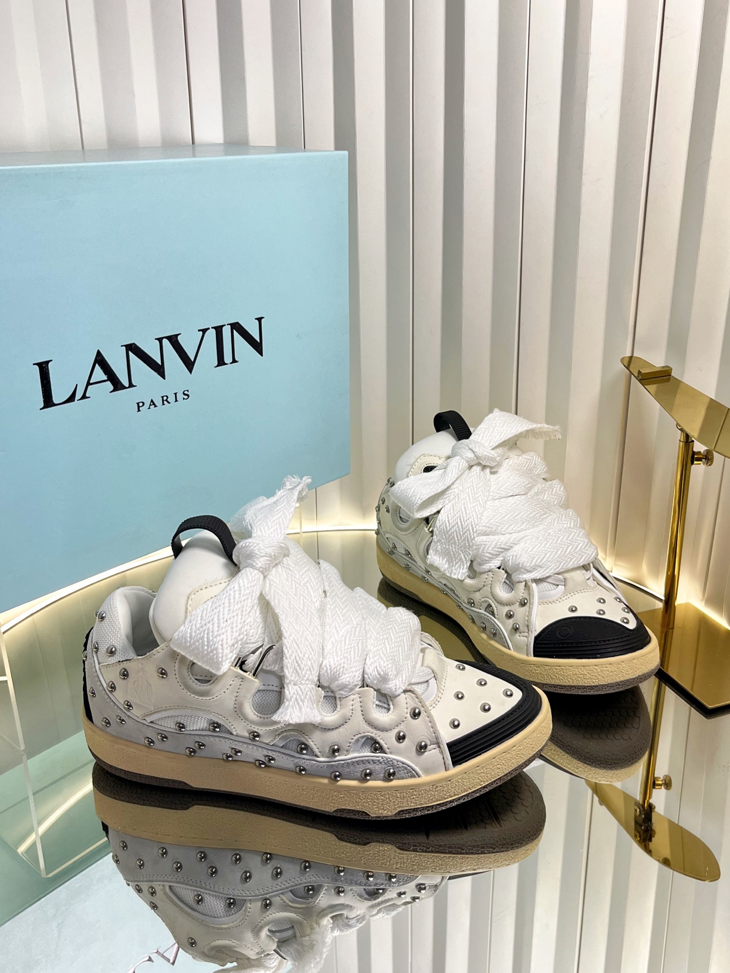 NO:630595,Rivets (for couples) LANVIN  #波在Now #爱要动动 Lanvin × Gallery Department  Co-branded limited series; calm, determined, lively, classic and trendy, mature and youthful; interpreting the multi-faceted charm combination to form a colorful work of art. Lanvin couple's splash-ink bread shoes, sports shoes, moral training shoes, high-top shoes. The official website is very popular with global experts checking in, and many celebrities have planted it.  The grass shoe upper is made of cowhide, cow suede, fabric, contrasting color stitching... cowhide injection molded latex feet... a combination of splash ink and hand-painted irregular drawings for women 34-40/men's 39-46 regular size original co-branded gift box, casual shoes/sports shoes, sneakers, cowhide19860909铆钉（情侣款) LANVIN X GALLERY DEPARTMENT II限量系列登上《时尚COSMO》月刊封面及封面故事.全套LOOK打造时髦造型,不羁姿态诠释街头趣味！ #浪就现在 #爱要型动  Lanvin × Gallery Department 联名款限定系列；沉稳、笃定、活泼、经典与潮流、成熟与青春；诠释多面魅力组合构成一个五彩斑斓的艺术品浪凡情侣款泼墨面包鞋,运动鞋,德训鞋,高帮鞋官网热度火爆全球达人打卡,众多红人都纷纷种草鞋面采用牛皮,牛反绒,织物,撞色拼接……牛皮注塑乳胶垫脚……泼墨与手绘组合不规范描图女款34—40/男款39—46正码原版联名包装礼盒,休闲鞋/运动鞋,sneakers,cowhide,Women's Shoes