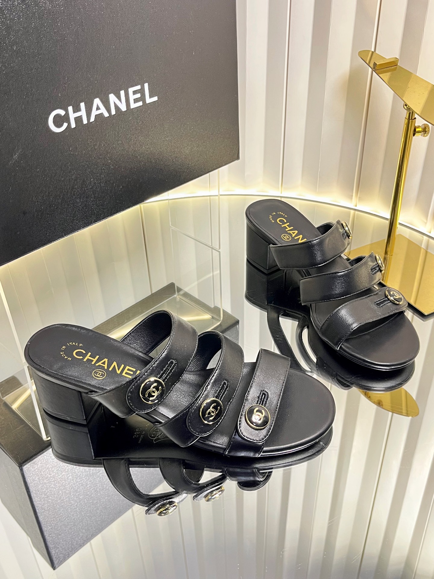 NO:646344,Chanel 25K new spring and summer sandals series. This season's camellia series is really beautiful. Grandma Xiang's always elegant and ladylike temperament, full of high-end sense!  It’s very nice on the feet~ Whether worn barefoot or paired with skirts or trousers, it’s very versatile!  Incomparably beautiful!  Specially made of imported lambskin for the upper, mixed sheepskin for the lining, Italian grade A genuine leather outsole, heel height 4.5 cm, Size 35-39 (customized 40/41), slippers, sandals, chanel, sandals, slippers, skirts, sheepskin, Leather soles19860909Chanel 25K春夏新品凉鞋系列 这一季山茶花系列真的超美 香奶奶家一贯的优雅名媛气质 高级感十足！上脚非常nice～ 不管光脚穿或搭配裙装、裤装、 都非常百搭！无敌美！特别仙 鞋面采用进口小羊皮 内里垫脚混种羊皮 意大利A级真皮大底 跟高4.5 cm Size35-39（40/41定制）,拖鞋凉鞋,chanel,sandals,slippers,skirts,sheepskin,Leather soles,Women's Shoes
