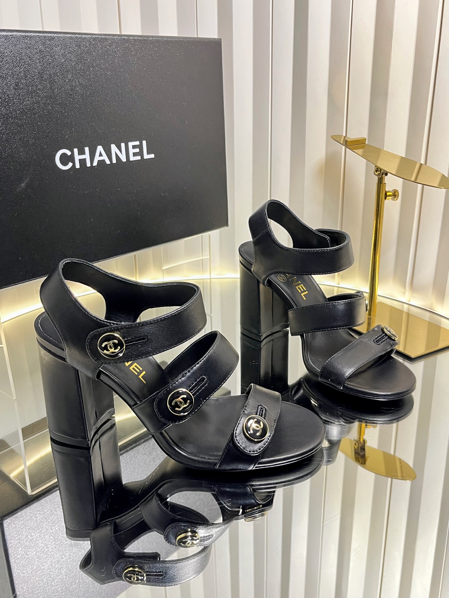 NO:646350,Chanel 25K new spring and summer sandals series. This season's camellia series is really beautiful. Grandma Xiang's always elegant and ladylike temperament, full of high-end sense!  It’s very nice on the feet~ Whether worn barefoot or paired with skirts or trousers, it’s very versatile!  Incomparably beautiful!  Specially made of imported lambskin for the upper, mixed sheepskin for the lining, Italian grade A genuine leather outsole, heel height 8.5 cm, Size 35-39 (customized 40/41), slippers, sandals, chanel, sandals, slippers, skirts, sheepskin, Leather soles19860909Chanel 25K春夏新品凉鞋系列 这一季山茶花系列真的超美 香奶奶家一贯的优雅名媛气质 高级感十足！上脚非常nice～ 不管光脚穿或搭配裙装、裤装、 都非常百搭！无敌美！特别仙 鞋面采用进口小羊皮 内里垫脚混种羊皮 意大利A级真皮大底 跟高8.5 cm Size35-39（40/41定制）,拖鞋凉鞋,chanel,sandals,slippers,skirts,sheepskin,Leather soles,Women's Shoes