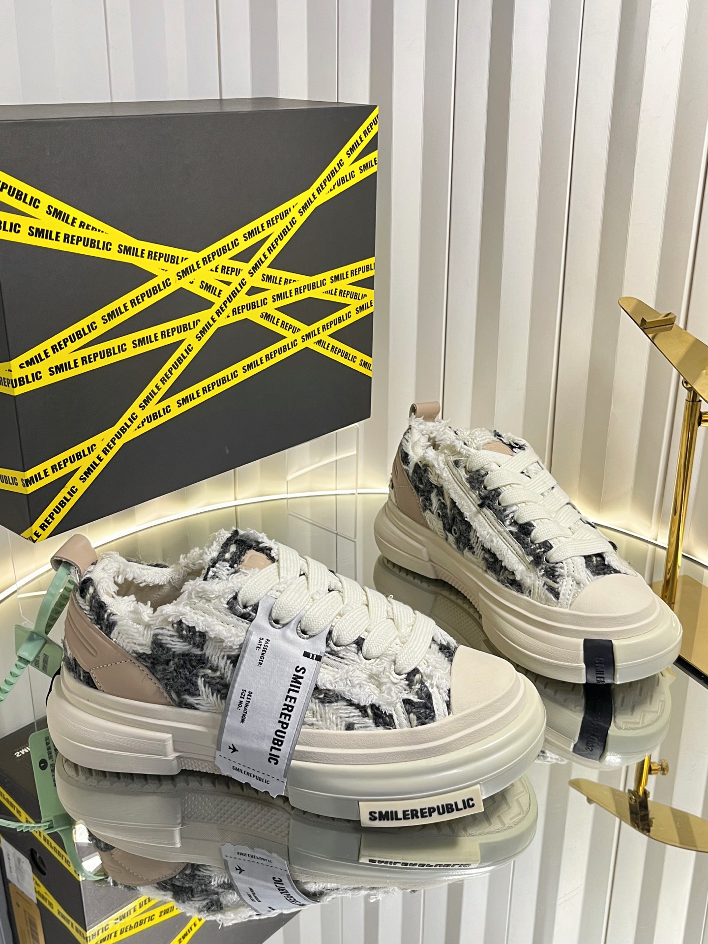 NO:646332,(Couple model) SMILEREPUBLIC SR trendy brand Tan Jianci Zhang Jianing Wang Yuexin Luo Zhouzhou Fan Shiqi Stars' same style Galaxy 70S low-cut canvas shoes/small fragrance - black striped letter outsole, personalized cloth strips on the side, leather foot pads The outsole is increased by 4-5cm, super soft rebound foot pads. Let's travel through the time and space tunnel together and relive the classics of the times!  Women's size 35-40 (customized in 40) Men's size 39-45 (customized in 45), casual shoes/sports shoes, sneakers19860909（情侣款） SMILEREPUBLIC SR潮牌 檀健次 张佳宁 王栎鑫 罗一周 范世琦 明星同款银河系70S 低帮帆布鞋/小香风——黑条字母大底,侧边个性布条,皮里垫脚 大底增高 4–5cm,超软回弹垫脚 让我们一起穿越时空隧道,重温时代经典！ 女码35-40（40订做）男码39-45（45订做）,休闲鞋/运动鞋,sneakers,Women's Shoes