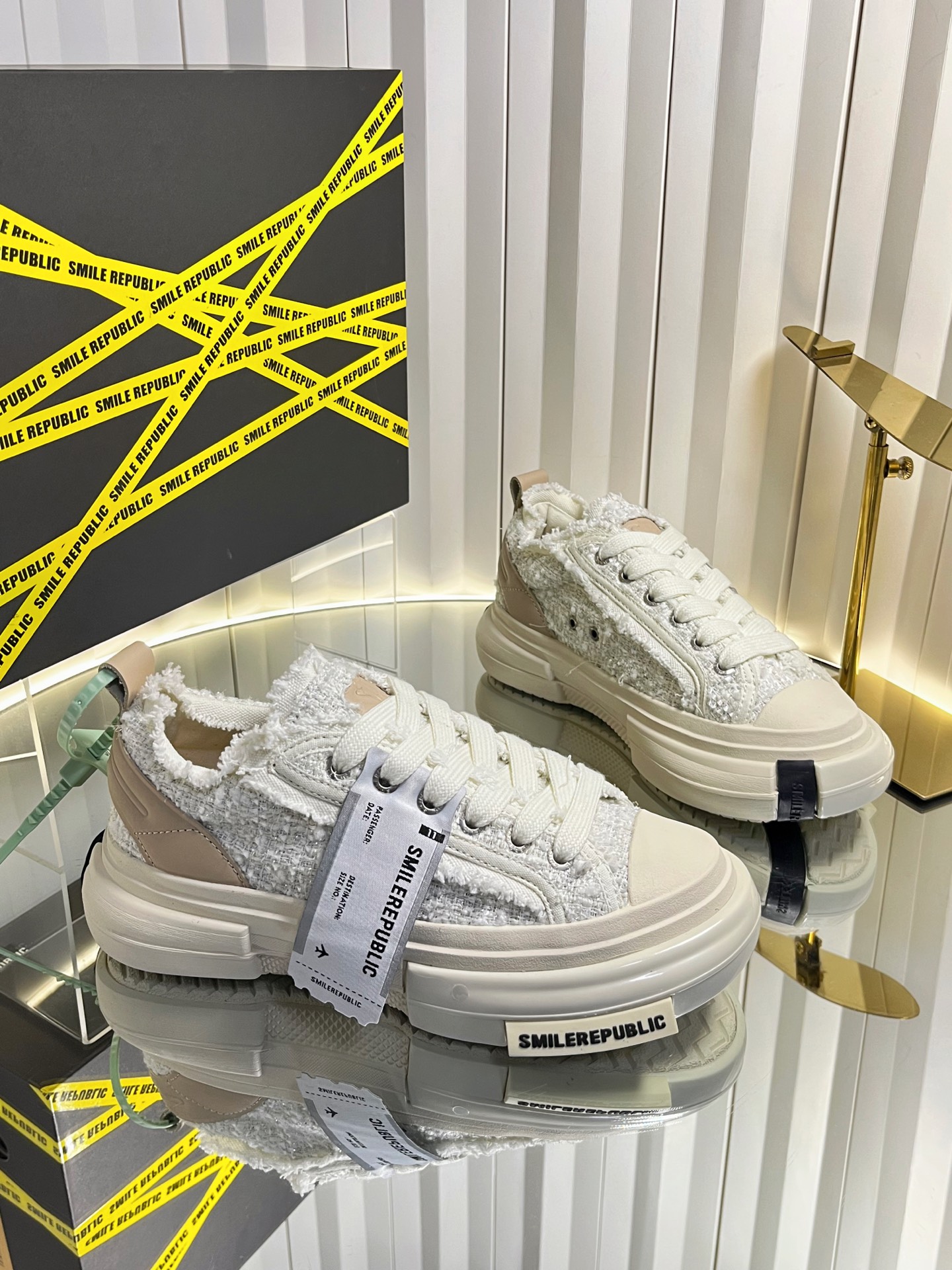 NO:646338,(Women's model) Customized men's size SMILEREPUBLIC SR trendy brand Tan Jianci Zhang Jianing Wang Yuexin Luo Zhouzhou Fan Shiqi Star-same style Galaxy 70S low-top canvas shoes/small fragrance - black striped letter outsole, personalized cloth strips on the side, leather lining for the feet. The outsole is increased by 4-5cm, super soft rebound feet. Let's travel through the time and space tunnel together and relive the classics of the times!  Women's size 35-40 (40 customized) Men's size 39-45 customized, casual shoes/sports shoes, sneakers19860909（女款）男码订做 SMILEREPUBLIC SR潮牌 檀健次 张佳宁 王栎鑫 罗一周 范世琦 明星同款银河系70S 低帮帆布鞋/小香风——黑条字母大底,侧边个性布条,皮里垫脚 大底增高 4–5cm,超软回弹垫脚 让我们一起穿越时空隧道,重温时代经典！ 女码35-40（40订做）男码39-45订做,休闲鞋/运动鞋,sneakers,Women's Shoes