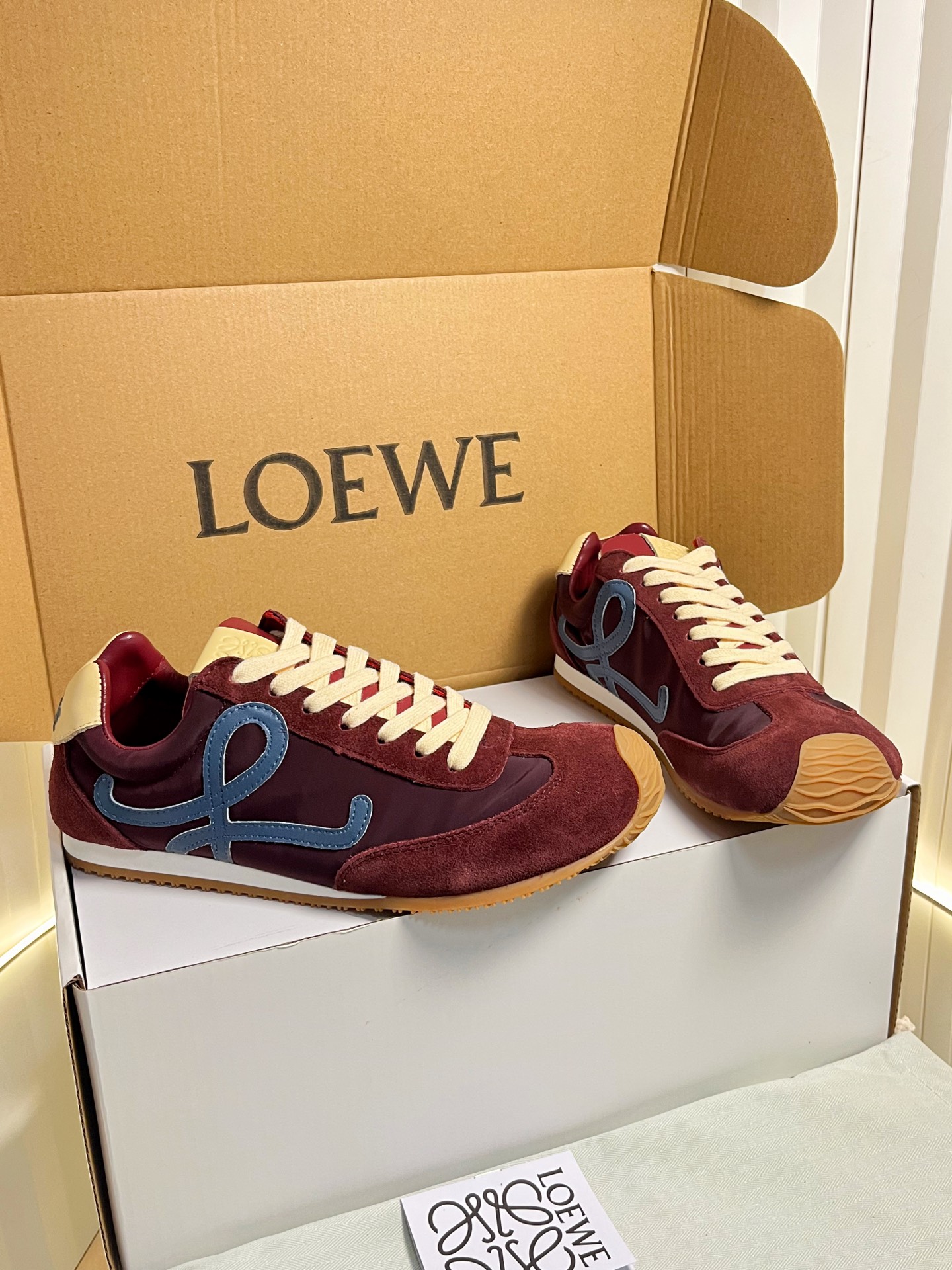 NO:646371,Loew* retro-style casual sports shoes Forrest Gump shoes. The shoe body is decorated with LOEWE's iconic 'knot', which is a highly recognizable element of the brand. The style is unique and exquisite. It is made of leather, fabric and other materials, with a soft touch and rich layers, taking into account comfort and retro texture.  It is a low-top retro running shoe with a shoe last that fits the foot shape; the toe is designed with rubber edging, which is both practical and retro style; the sole is a lightweight rubber sole, which is light and comfortable to walk on. There are both simple basic models and contrasting color models, suitable for daily leisure, light commuting and other wearing scenarios. Upper cowhide/cow suede lining Sheepskin outsole Original molded outsole Increased by 3cm Size: Women's size 35-40  Men's sizes 39-45 (customized sizes 40 and 45 are non-refundable), casual shoes/sports shoes, loewe, sneakers, cowhide, sheepskin19860909Loew*复古风休闲运动鞋阿甘鞋 鞋身带有LOEWE标志性的“绳结”装饰,是品牌辨识度很高的元素,风格独特且精致.采用皮革、织物等材质拼接,触感柔软且层次丰富,兼顾舒适与复古质感. 是低帮复古跑鞋鞋型,鞋楦贴合脚型；鞋头采用橡胶包边设计,兼具实用性与复古风格；鞋底是轻质橡胶底,走路轻盈舒适.既有简约基础款也有撞色款,适配日常休闲、轻通勤等多种穿搭场景. 鞋面牛皮/牛反绒 内里羊皮 大底原版开模大底 增高3cm size :女码35-40码 男码39-45码（40、45码定制不退换）,休闲鞋/运动鞋,loewe,sneakers,cowhide,sheepskin,Women's Shoes