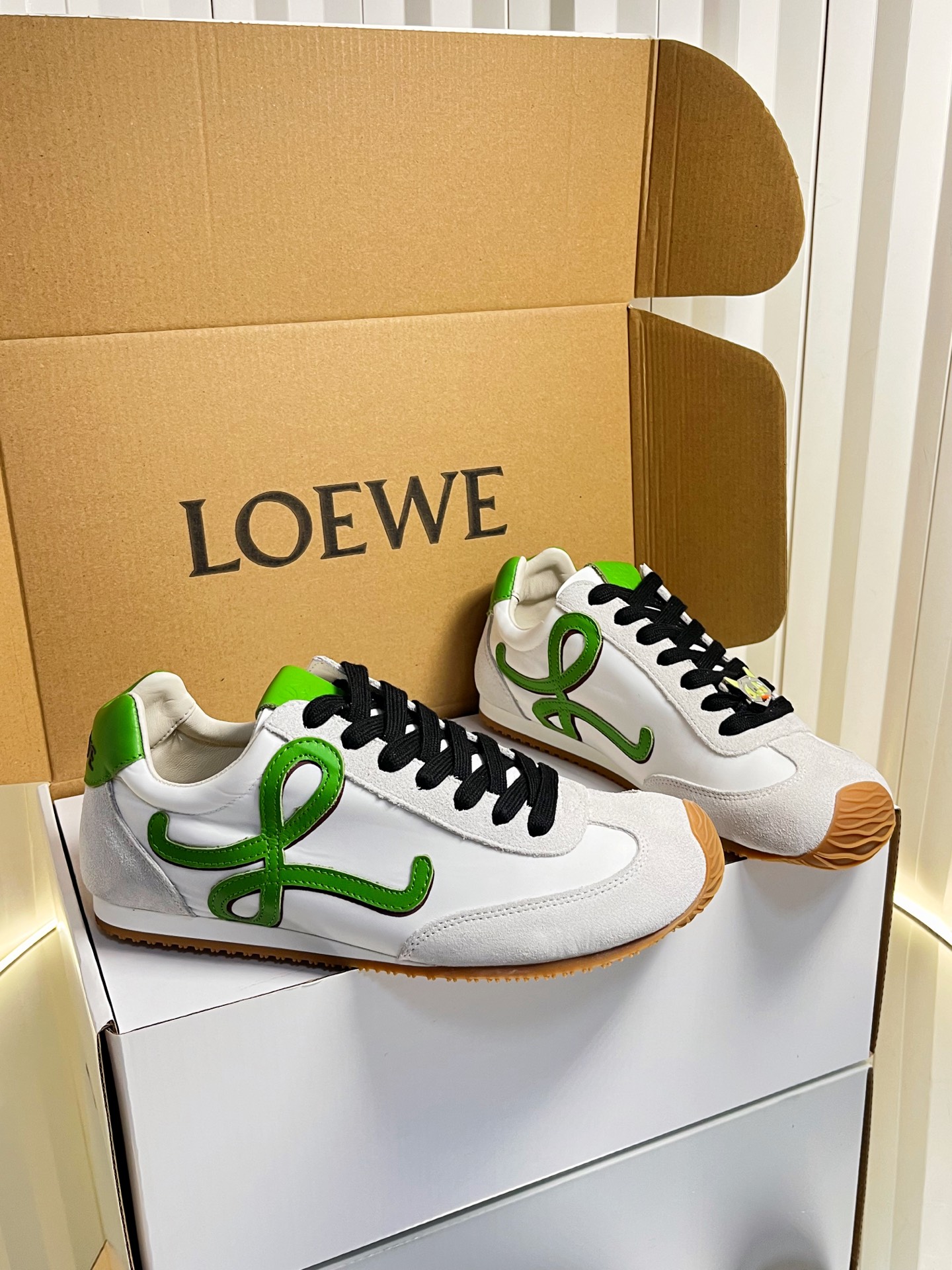 NO:646376,(Buckle bottom printing) Loew* retro style casual sports shoes Forrest Gump shoes. The shoe body is decorated with LOEWE's iconic 'knot', which is a highly recognizable element of the brand. The style is unique and exquisite. It is made of leather, fabric and other materials, with a soft touch and rich layers, taking into account comfort and retro texture.  It is a low-top retro running shoe with a shoe last that fits the foot shape; the toe is designed with rubber edging, which is both practical and retro style; the sole is a lightweight rubber sole, which is light and comfortable to walk on. There are both simple basic models and contrasting color models, suitable for daily leisure, light commuting and other wearing scenarios. Upper cowhide/cow suede lining Sheepskin outsole Original molded outsole Increased by 3cm Size: Women's size 35-40  Men's sizes 39-45 (customized sizes 40 and 45 are non-refundable), casual shoes/sports shoes, loewe, sneakers, cowhide, sheepskin19860909（带扣垫底印刷）Loew*复古风休闲运动鞋阿甘鞋 鞋身带有LOEWE标志性的“绳结”装饰,是品牌辨识度很高的元素,风格独特且精致.采用皮革、织物等材质拼接,触感柔软且层次丰富,兼顾舒适与复古质感. 是低帮复古跑鞋鞋型,鞋楦贴合脚型；鞋头采用橡胶包边设计,兼具实用性与复古风格；鞋底是轻质橡胶底,走路轻盈舒适.既有简约基础款也有撞色款,适配日常休闲、轻通勤等多种穿搭场景. 鞋面牛皮/牛反绒 内里羊皮 大底原版开模大底 增高3cm size :女码35-40码 男码39-45码（40、45码定制不退换）,休闲鞋/运动鞋,loewe,sneakers,cowhide,sheepskin,Women's Shoes