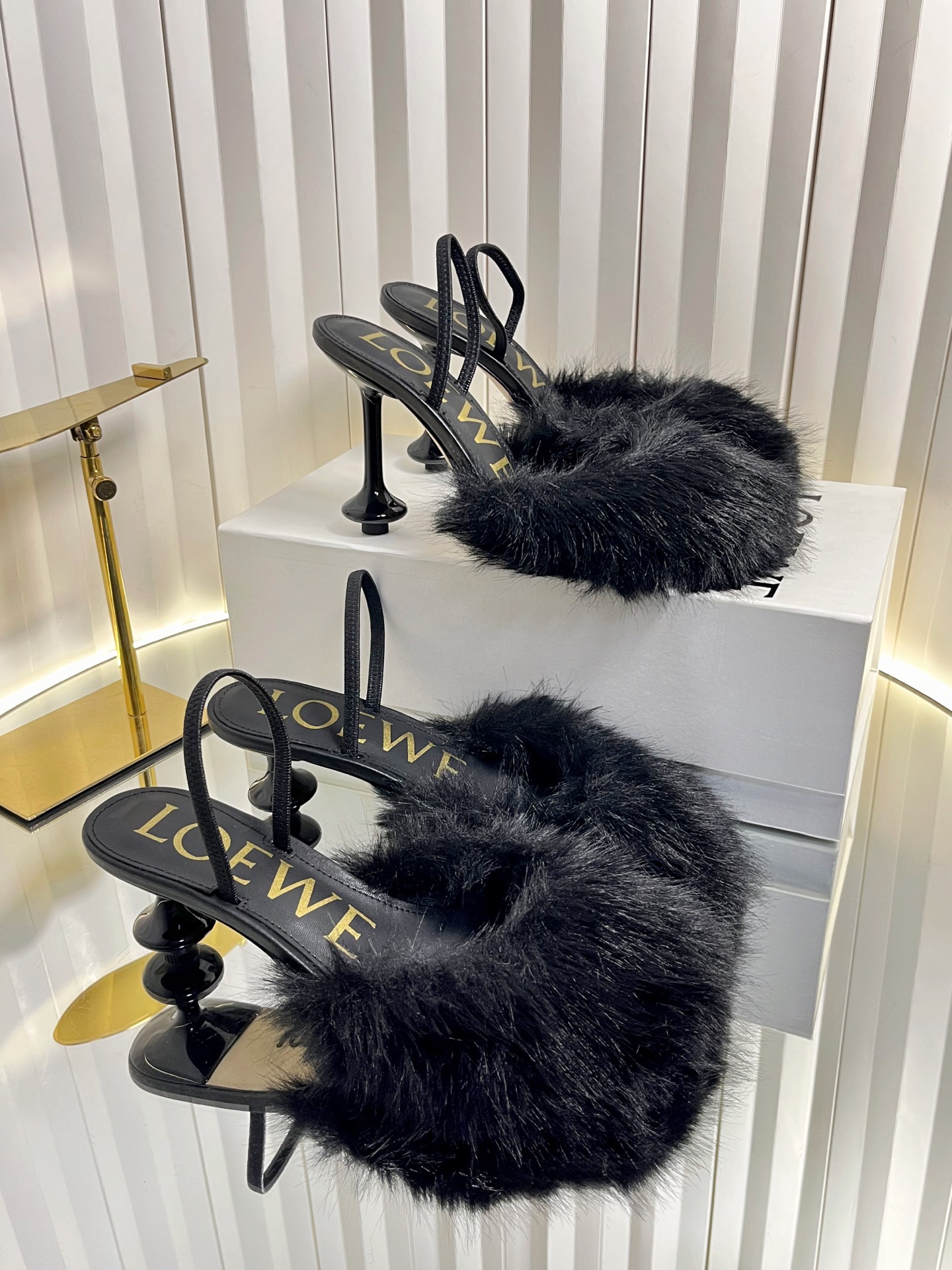 NO:646366,Purchasing agent level LOEWE | Loewe 2026 catwalk new square toe fashionable and versatile sandals 2026ss Loewe LOEWE [Fireworks] [Fireworks] SS summer limited edition slippers, with the hottest colors in spring and summer, real casual fashion flat dancing shoes, with a vague beauty, it feels like you are not wearing anything, it touches the fur, and it comes with a heating function, giving you a warm feeling in winter, super light and super soft  Super comfortable and looks really beautiful on your feet!  !  !  Highly recommended, super fashionable and the most dazzling in Paris, the same as the star blogger. The fabric is original customized fox fur. The lining is original sheepskin lining. Heel height: 5cm/9cm. The sole is original leather outsole. Size 34-43 (34.40.41.42.43). Customized, high heels and slippers, loewe, loewe, sandals, high heels, slippers, sheepskin, Leather soles.19860909代购级别LOEWE｜罗意威2026走秀新款方头时尚百搭凉鞋 2026ss罗意威LOEWE [烟花][烟花]SS夏季限量版的拖鞋,搭配春夏最火的色调,真正的休闲时尚平底跳舞鞋,加若隐若现的美感,就像没穿一样感觉,触碰皮毛一体,自带加热功能,给冬天暖暖的感觉,超轻 超软 超舒服,上脚真的美极了！！！强烈推荐,超级时尚巴黎最耀眼,明星博主同 面料原版定制狐狸毛 内里原版羊皮里里 跟高: 5cm/9cm 鞋底原版真皮大底 尺码34-43（34.40.41.42.43）订做,高跟鞋拖鞋,loewe,loewe,sandals,high heels,slippers,sheepskin,Leather soles,Women's Shoes