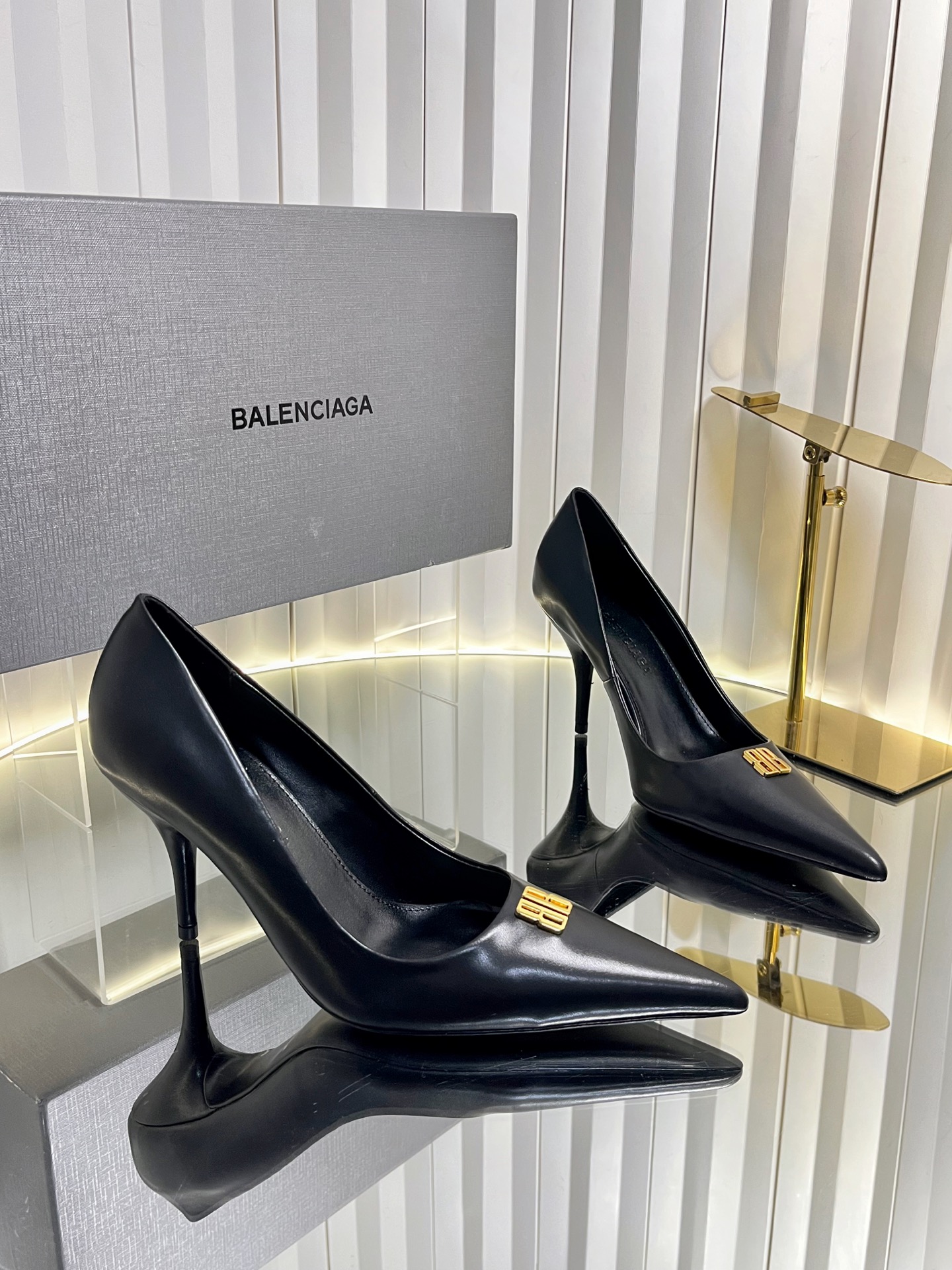 NO:646361,BALENCIAGA 26 spring and summer new BB buckle pointed hardware buckle temperament high-heeled shoes back hollow sandals single shoe series original purchase development!  The unique fashion charm of a classic Parisian home, with a super stylish look!  !  Autumn and winter matching is also yyds. The upper is made of imported mixed sheepskin, the inner padding sheepskin, the hardware is authentically developed, and the genuine leather outsole imported from Italy!  Heel height: 8.5cm Size: 35-40 (40. Customized, non-refundable), high-heeled shoes, balenciaga, balenciaga, balenciaga, sandals, high heels, sheepskin, Leather soles19860909BALENCIAGA巴黎世家 26春夏新款BB扣尖头五金扣饰气质高跟鞋后空凉鞋单鞋系列 原版购入开发！经典巴黎家独有的时尚魅力,上脚超有范！！秋冬搭配也是yyds 鞋面采用进口混种羊皮 内里垫脚羊皮 五金正品开发 意大利进口真皮大底 ！ 跟高:8.5cm 码数:35-40（40.定做不退换）,高跟鞋单鞋,balenciaga,balenciaga,balenciaga,sandals,high heels,sheepskin,Leather soles,Women's Shoes