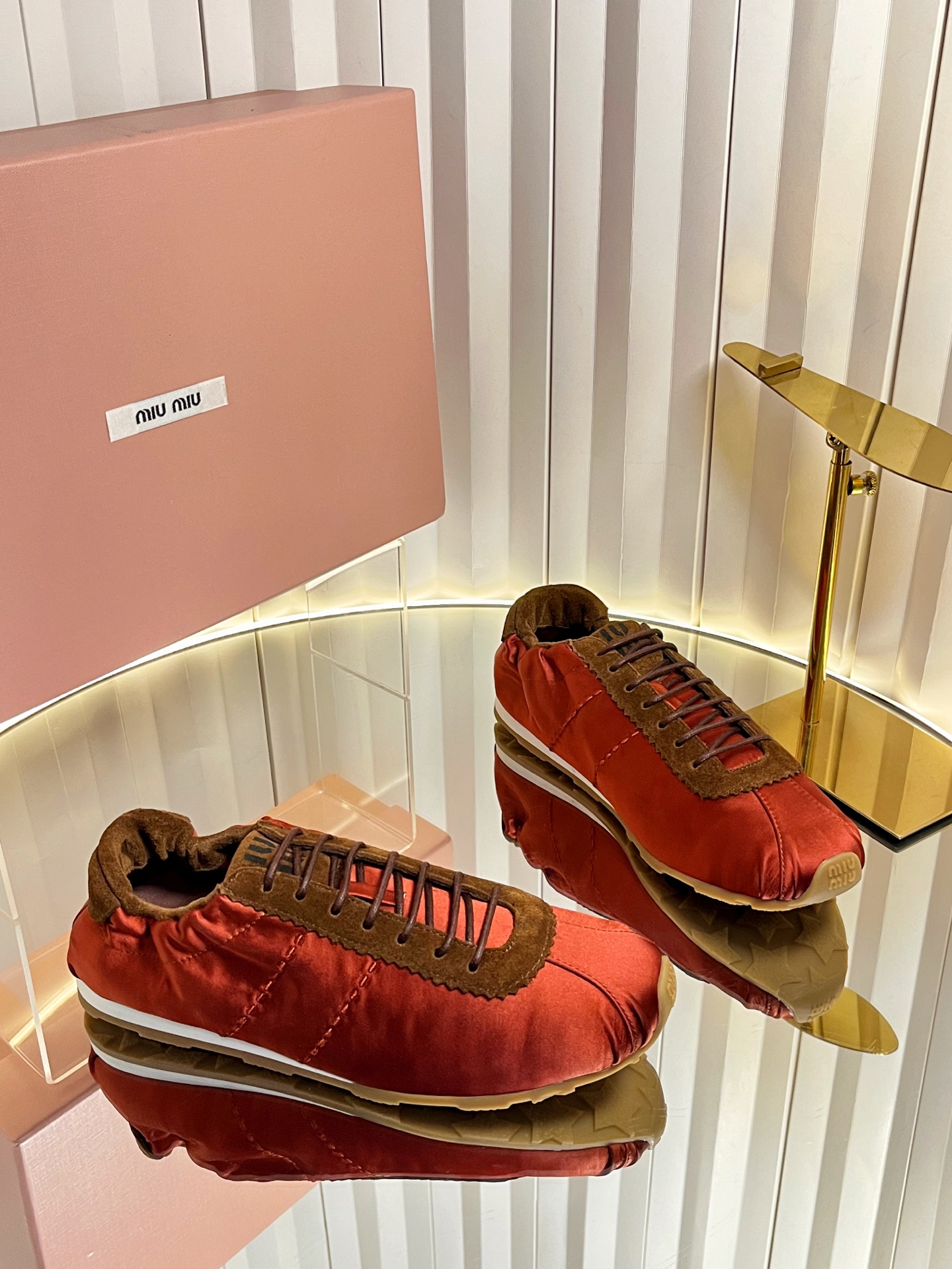 NO:646349,MiuMi* Plume series of satin ballet sneakers and casual shoes combine the casual sportiness of virtue shoes with the elegance and softness of ballet shoes. They have both a retro sporty style and a refined feel of French ballet. The satin upper has glossy wrinkles, and the suede adds a soft mist feel, making it both visually and tactilely advanced.  Paired with flat shoelaces, the shoe shape is narrow and compact, with a rounded toe and light-colored rubber flat sole, which is light and makes the foot smaller. The leather insole is soft and comfortable for the upper foot, and the flat-soled design is not tiring for daily walking. There are many colors to choose from, and it can be worn with skirts and jeans. It is a popular item for sweet-cool and ballet-style wear. The upper is high-mercerized cow suede/silk cloth, the lining cloth/sheepskin, and the rubber outsole is increased by 2cm.  SIZE35-40 (customized sizes 40 are non-refundable), casual shoes/sports shoes, miumiu, sneakers, skirts, jeans, sheepskin, real silk, chamois leather19860909MiuMi* Plume系列缎面芭蕾德训鞋休闲鞋 把德训鞋的休闲运动感和芭蕾舞鞋的优雅柔和结合,既有复古运动风,又带法式芭蕾的精致感.缎面鞋面自带光泽褶皱,麂皮增加柔雾感,视觉和触感都很高级. 搭配扁平鞋带,鞋型偏窄巧,鞋头圆润+浅色橡胶平底,轻盈又显脚小.皮革内底,上脚软和舒适,平底设计日常走路也不累.颜色多选,能搭裙子、牛仔裤,是甜酷风合芭蕾风穿搭的热门单品. 鞋面高丝光牛反绒/真丝布 内里布/羊皮 大底橡胶大底 增高2cm SIZE35-40码（40码定制不退换）,休闲鞋/运动鞋,miumiu,sneakers,skirts,jeans,sheepskin,real silk,chamois leather,Women's Shoes