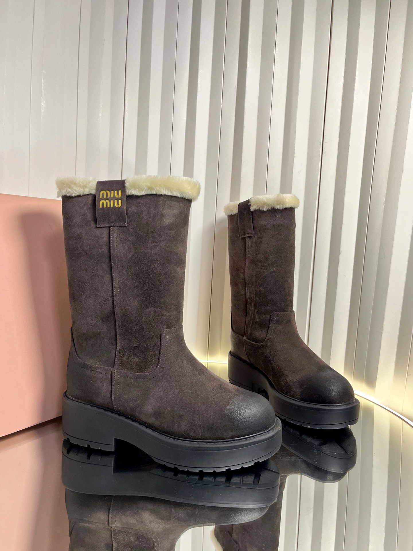 NO:646343,| Exclusive new product miumi* new suede wool lining boots for autumn and winter. One of the most worth buying boots this year. miumi* This autumn and winter are really exciting. They are super cool. They look rich at first glance. Limited edition for autumn and winter!  Distressed retro double color rub, soft suede material, very soft and easy to wear!  The thermal insulation effect is directly absorbed and the feet feel great!  It can be worn with a loose feeling and the legs are very straight!  !  Full of punk style!  10 inches in height, two-tone French calfskin/suede upper, wool lining, outsole, original molded Tpu outsole, size 35-41 (40.41 customized, non-returnable), boots, miumiu, boots, cowhide, chamois leather19860909| 独家新品 miumi* 秋冬新款麂皮羊毛里中靴.今年最值得入手的靴子 没有之一 miumi* 今年秋冬确实很精彩啊 酷炫狂炸 一看就是很有钱的样子 秋冬限定款！做旧复古双拼擦色 柔软的麂皮材质 非常软巨好穿！保暖效果直接接满,脚感超赞！都能穿出宽松感而且非常显腿直！！朋克风十足！10寸高度 鞋面双色法国小牛皮/麂皮 内里羊毛里 大底原版开模Tpu大底 码数35-41（40.41定制不退换）,靴子,miumiu,boots,cowhide,chamois leather,Women's Shoes