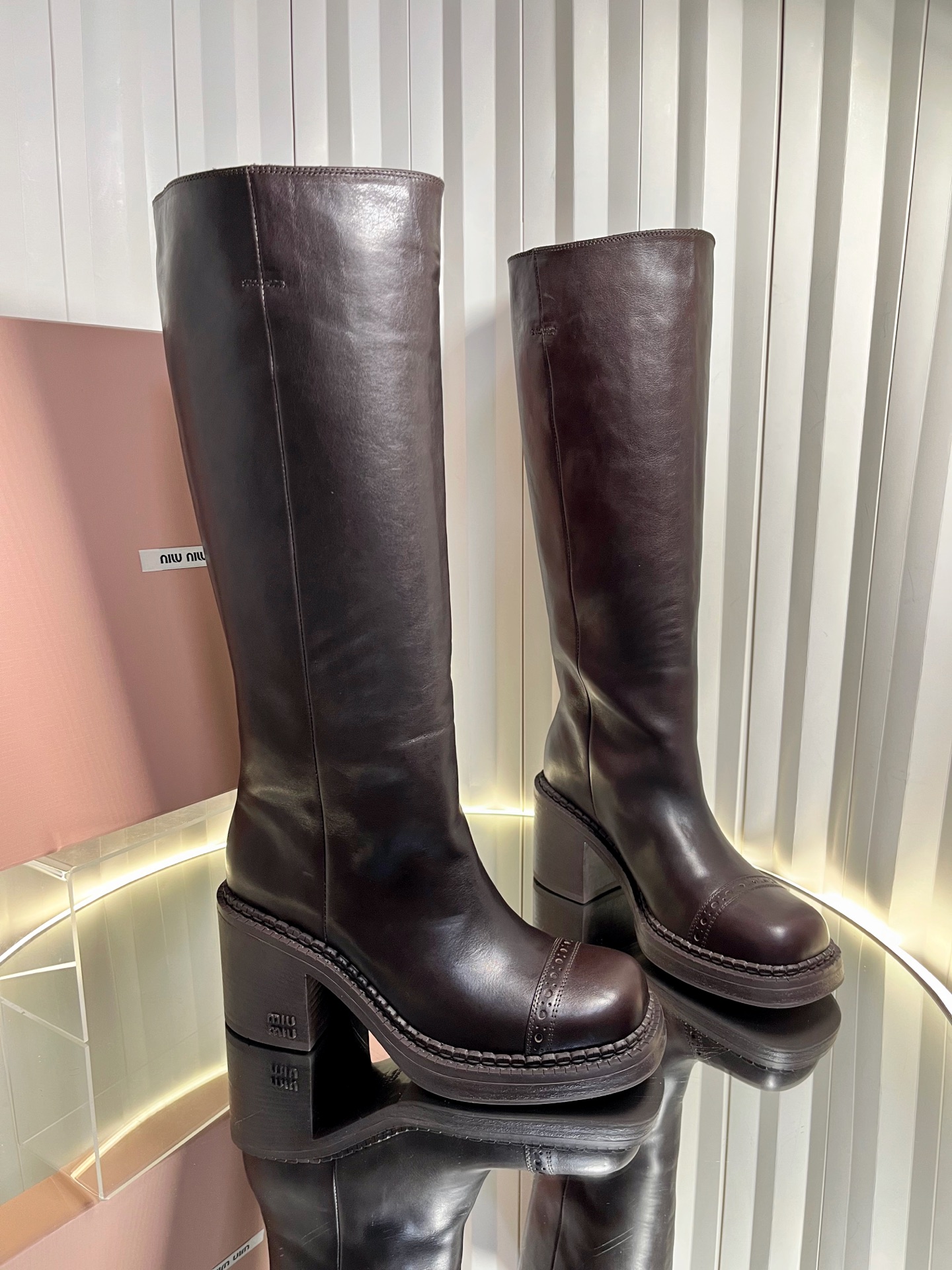 NO:646331,The latest version of miumiu new arrival~ Miu's new autumn and winter style｜Thick-heeled boots with punk style, one of the most popular nude boots, a classic version, comfortable height, simple and elegant, versatile~ fashionable and perfect autumn and winter matching must-have item!  The boots are wide, no matter whether your legs are thick or thin, you can wear them with a loose feeling and make your legs look very straight!  !  Materials and craftsmanship: Imported calfskin upper, sheepskin lining/foot pads, original combination outsole, 5cm thick heel, Size: 35-39 (40 41 customized, non-returnable), boots, miumiu, boots, cowhide, sheepskin19860909miumiu 最新版new arrival～ Miu家秋冬新款｜粗跟长靴朋克风 超火裸靴之一经典的版型 舒适的高度, 简约 大气 百搭～时髦精秋冬搭配必备单品！ 靴筒宽大 不管腿粗腿细 都能穿出宽松感而且非常显腿直！！ 材质与工艺 鞋面进口小牛皮 里衬羊皮内里/垫脚 鞋底原版组合大底 跟高5cm粗跟 Size: 35-39（40 41定制不退换）,靴子,miumiu,boots,cowhide,sheepskin,Women's Shoes