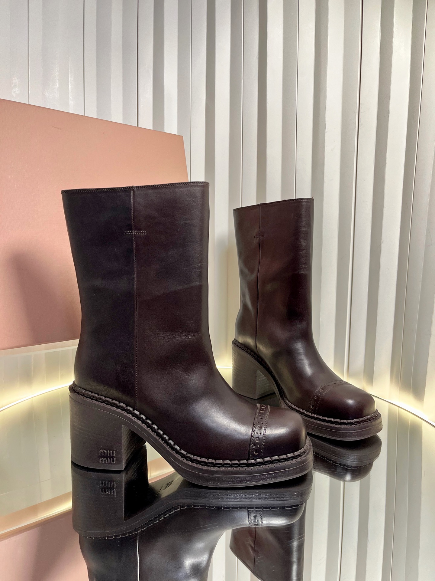 NO:646337,The latest version of miumiu new arrival~ Miu's new autumn and winter styles | Chunky short boots with punk style. One of the most popular nude boots. The classic version. Comfortable height, simple and elegant. Versatile~ fashionable and perfect for autumn and winter matching!  The boots are wide, no matter whether your legs are thick or thin, you can wear them with a loose feeling and make your legs look very straight!  !  Materials and craftsmanship: Imported calfskin upper, sheepskin lining/foot pads, original combination outsole, 5cm thick heel, Size: 35-39 (40 41 customized, non-returnable), boots, miumiu, boots, cowhide, sheepskin19860909miumiu 最新版new arrival～ Miu家秋冬新款｜粗跟短靴朋克风 超火裸靴之一经典的版型 舒适的高度, 简约 大气 百搭～时髦精秋冬搭配必备单品！ 靴筒宽大 不管腿粗腿细 都能穿出宽松感而且非常显腿直！！ 材质与工艺 鞋面进口小牛皮 里衬羊皮内里/垫脚 鞋底原版组合大底 跟高5cm粗跟 Size: 35-39（40 41定制不退换）,靴子,miumiu,boots,cowhide,sheepskin,Women's Shoes