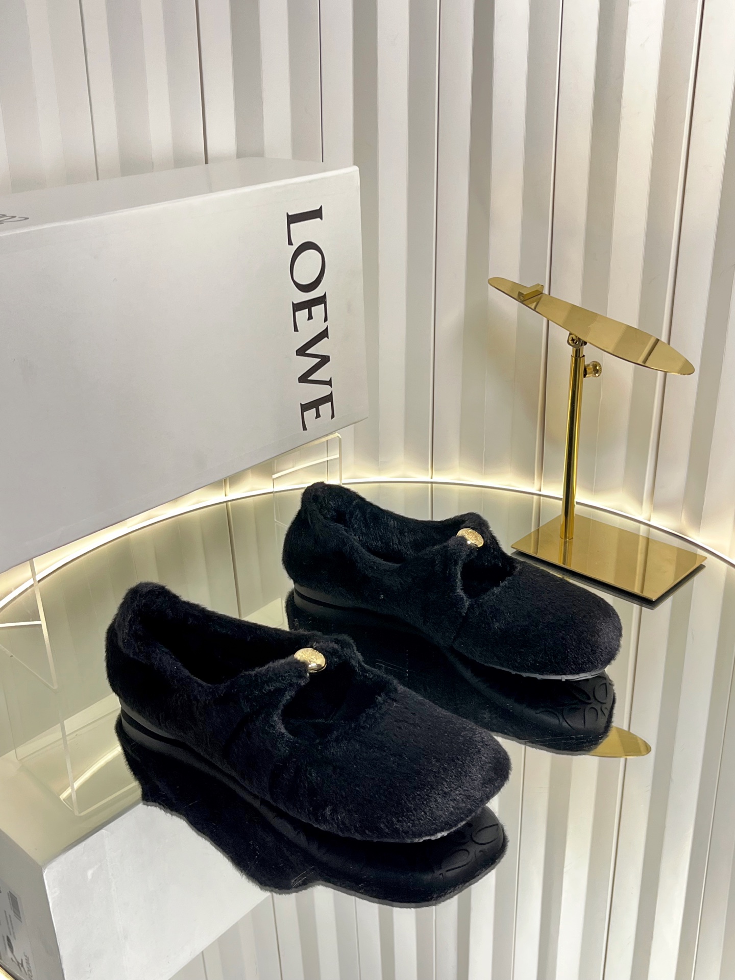 NO:670170,LOEWE 25ss super soft and waxy matching wool ballet shoes. This Pebble Soft is an elegant combination of ballet flats and mules, showing the modern temperament of early autumn. Made of super soft sheepskin, the soles are decorated with Anagram letters for anti-slip. The hand-knotted soft nappa sheepskin upper, supplemented by a minimalist support structure, creates a naked feeling experience that fits your feet, allowing you to walk all day long.  A relaxed and comfortable flat shoe. It bends easily at 180 degrees. I tried on size 37/my feet are fleshy. The feeling of trying them on is that there is no squeezing or squeezing at all. They are very suitable for people with sensitive feet (I can’t wear shoes that scratch my feet at all). Wool upper, wool lining, outsole, original custom pattern outsole, size 35-41 (40.41. Customization is non-refundable), furry shoes, loewe, flats, sheepskin19860909LOEWE 25ss超软糯嘟嘟同款羊毛芭蕾舞鞋 这款Pebble Soft 是芭蕾平底鞋与穆勒鞋的优雅结合,彰显出初秋的摩登气质采用超柔软羊皮打造,鞋底饰有 Anagram 字母起到防滑作用 手工扭结的柔软纳帕羊皮鞋面,辅以极简支撑结构,营造出贴合双足的裸感体验,让你行走一天都 轻松、舒服的一款平底鞋.180度轻松打弯 ,本人试穿尺码37/脚偏肉感,试穿感受完全没有勒、挤,是非常适合脚敏感的人群（本人穿不了一点打脚的鞋子） 鞋面羊毛 内里羊毛 大底原版定制花纹大底 码数35-41（40.41.定制不退换）,毛毛鞋,loewe,flats,sheepskin,Women's Shoes