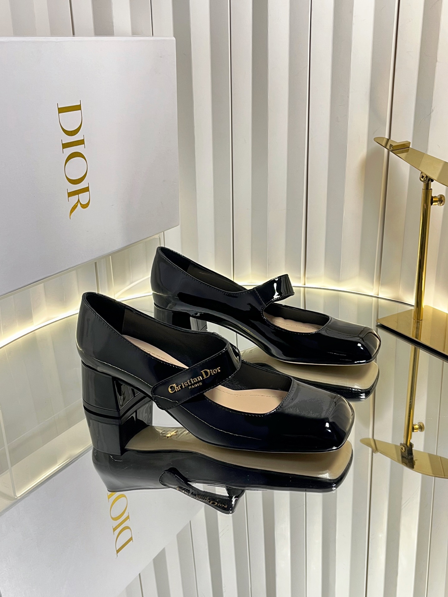 NO:670169,Purchasing agent DIOR Dior 26/ss early spring vacation series square toe Velcro thick heel Mary Jane shoes 26C early spring vacation series Mary Jane shoes, patent leather material, full of gloss, square toe design retro and fashionable. The thick heel is about 3-4cm, very comfortable for daily commuting or walking for a long time. The upper has 'Christian  Dior' logo, full of brand sense. The shallow mouth design modifies the foot shape and lengthens the leg line. It can be easily matched with skirts and trousers. It is elegant and practical. It is a must-have versatile item in spring and summer!  Sole: Genuine leather outsole Size: #35-41 (customized at 40.41), high-heeled shoes, dior, dior, mary jane, high heels, skirts, Leather soles19860909代购级 DIOR迪奥 26/ss 早春度假系列 方头魔术贴 粗跟 玛丽珍鞋 26C早春度假系列玛丽珍鞋,漆皮材质,光泽感满满,方头设计复古又时髦.粗跟约3-4cm,日常通勤或长时间走路都很舒适心.鞋面有“Christian Dior”标志,品牌感十足.浅口设计修饰脚型,拉长腿部线条,裙装裤装都能轻松搭配,优雅实用,是春夏必入的百搭单品！ 鞋底: 真皮大底 Size: #35-41 (40.41订做）,高跟鞋单鞋,dior,dior,mary jane,high heels,skirts,Leather soles,Women's Shoes