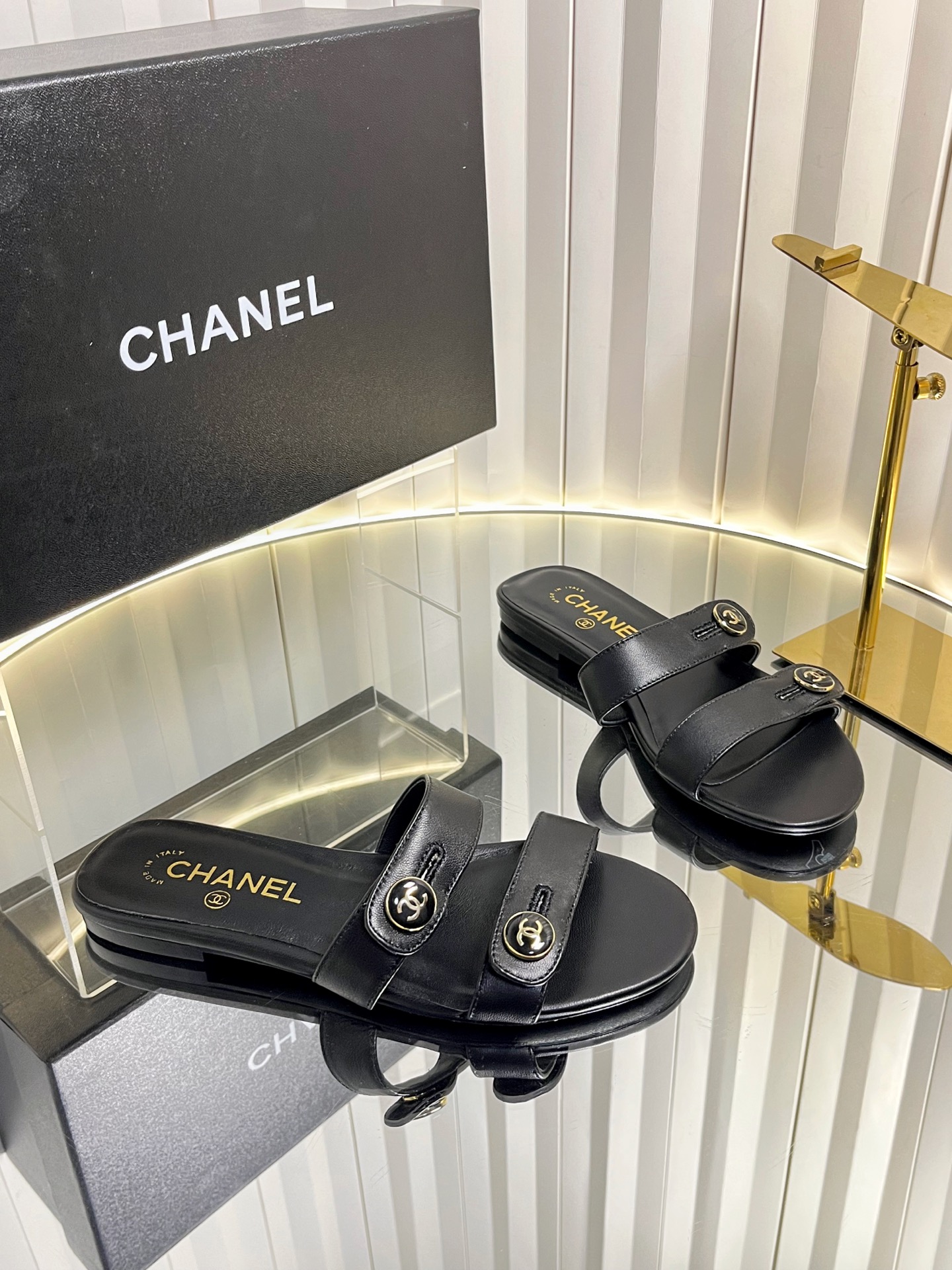 NO:670166,Chanel 25K new spring and summer sandals series. This season's camellia series is really beautiful. Grandma Xiang's always elegant and ladylike temperament, full of high-end sense!  It’s very nice on the feet~ Whether worn barefoot or paired with skirts or trousers, it’s very versatile!  Incomparably beautiful!  Specially made of imported lambskin for the upper, mixed sheepskin for the lining, Italian grade A genuine leather outsole, heel height 4.5 cm/flat bottom, Size 35-39 (customized 40/41), slippers, chanel, sandals, slippers, skirts, sheepskin, Leather soles19860909Chanel 25K春夏新品凉鞋系列 这一季山茶花系列真的超美 香奶奶家一贯的优雅名媛气质 高级感十足！上脚非常nice～ 不管光脚穿或搭配裙装、裤装、 都非常百搭！无敌美！特别仙 鞋面采用进口小羊皮 内里垫脚混种羊皮 意大利A级真皮大底 跟高4.5 cm/平底 Size35-39（40/41定制）,拖鞋,chanel,sandals,slippers,skirts,sheepskin,Leather soles,Women's Shoes