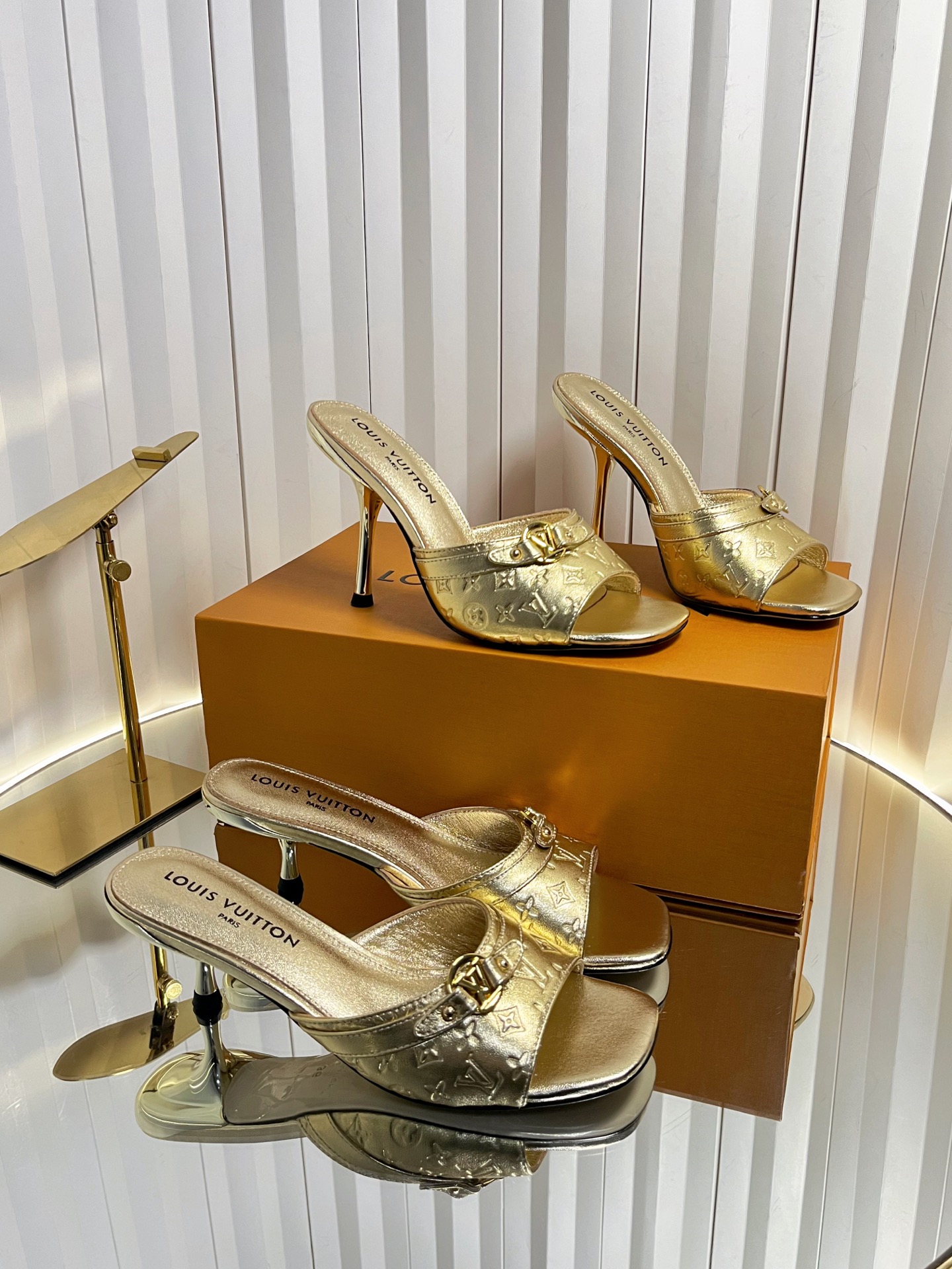 NO:669850,The top version of LV Donkey [purchase level], Louis Vuitton 2026 official website series!  Perfect last shape, LV's latest embossed electric embroidery technology, more elegant temperament, comfortable and good-looking on the feet, full of femininity, fashionable and versatile, new original inverted last shape, ultimate 1:1 shape, exquisite workmanship, imported high-end fabrics showing exquisite texture!  Fabric imported lambskin, lining high-quality soft sheepskin, foot pads imported goatskin, Italian genuine leather outsole 5.5/9cm painted heels, size 35-41 (34.40.41 customized, non-returnable and non-exchangeable), high heels and slippers, louis vuitton, louis vuitton, louis vuitton, high heels, slippers, sheepskin, Leather soles19860909顶级版本LV 驴【代购级】、Louis Vuitton 2026款官网系列！完美楦型、LV最新压花电绣纹工艺、更显优雅气质、上脚舒适好看、女人味十足、时尚百搭、新原版倒模楦型,极致1:1形体,做工精致、进口高端面料呈现出精致质感！ 面料进口小羊皮、内里优质柔软羊皮里、 垫脚进口山羊皮、 意大利真皮大底 5.5/9cm烤漆跟 码数35-41（34.40.41定制不退不换）,高跟鞋拖鞋,louis vuitton,louis vuitton,louis vuitton,high heels,slippers,sheepskin,Leather soles,Women's Shoes