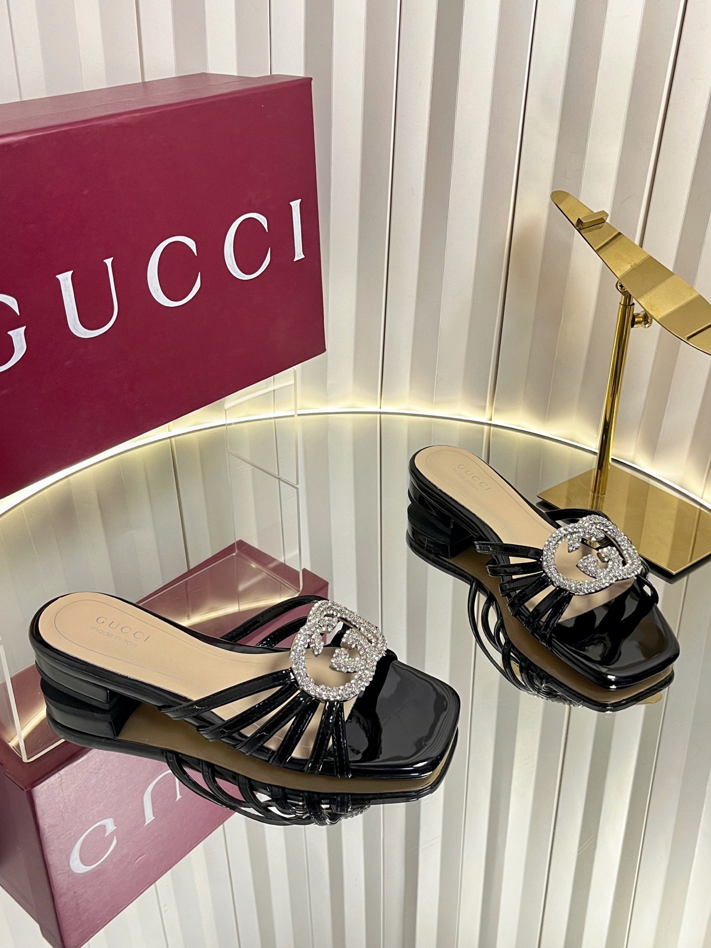 NO:760013,2402026 Early spring G family's new GUcc crystal diamond inlaid interlocking double G buckle slippers wine glass horseshoe heel commuter sandals luxury noble high-heeled shoes imported patent leather uppers metal leather lining/feet full-grain high-grade lambskin sole Italian top genuine leather sole high flat bottom / 8.5cm matching code 35-42 (42 41 40 customized non-returnable) packaging original full set of Ancora red packaging  Gucci's sandals are made of imported patent leather and metallic leather. The shoes have elegant and neat lines, which are both versatile and sophisticated. The exquisite interlocking double G buckle is inlaid with crystal diamonds, which adds sparkle to the look. The stiletto heel and pointed toe classic design interprets the sophisticated style of high-end and daily commuting. High-heeled shoes and slippers, gucci, gucci, high heels, slippers, sheepskin198609092402026早春G家新款GUcc水晶钻镶嵌互扣式双G扣拖鞋酒杯马蹄跟通勤凉拖鞋奢华大气高贵高跟鞋 鞋面进口漆皮 金属皮 内里/垫脚全粒纹高档小羊皮 鞋底意大利顶级真皮底 跟高平底/8.5cm 配码35-42（42 41 40定做不退换） 包装原版全套安可拉红色包装 Gucci这款凉拖鞋甄选进口漆皮 金属皮打造,鞋型线条优雅利落,兼具百搭与精致格调.精致的互扣式双G大扣镶嵌水晶钻为造型增添闪耀光彩细跟尖头经典设计演译高级和日常通勤干练风格,高跟鞋拖鞋,gucci,gucci,high heels,slippers,sheepskin,Women's Shoes