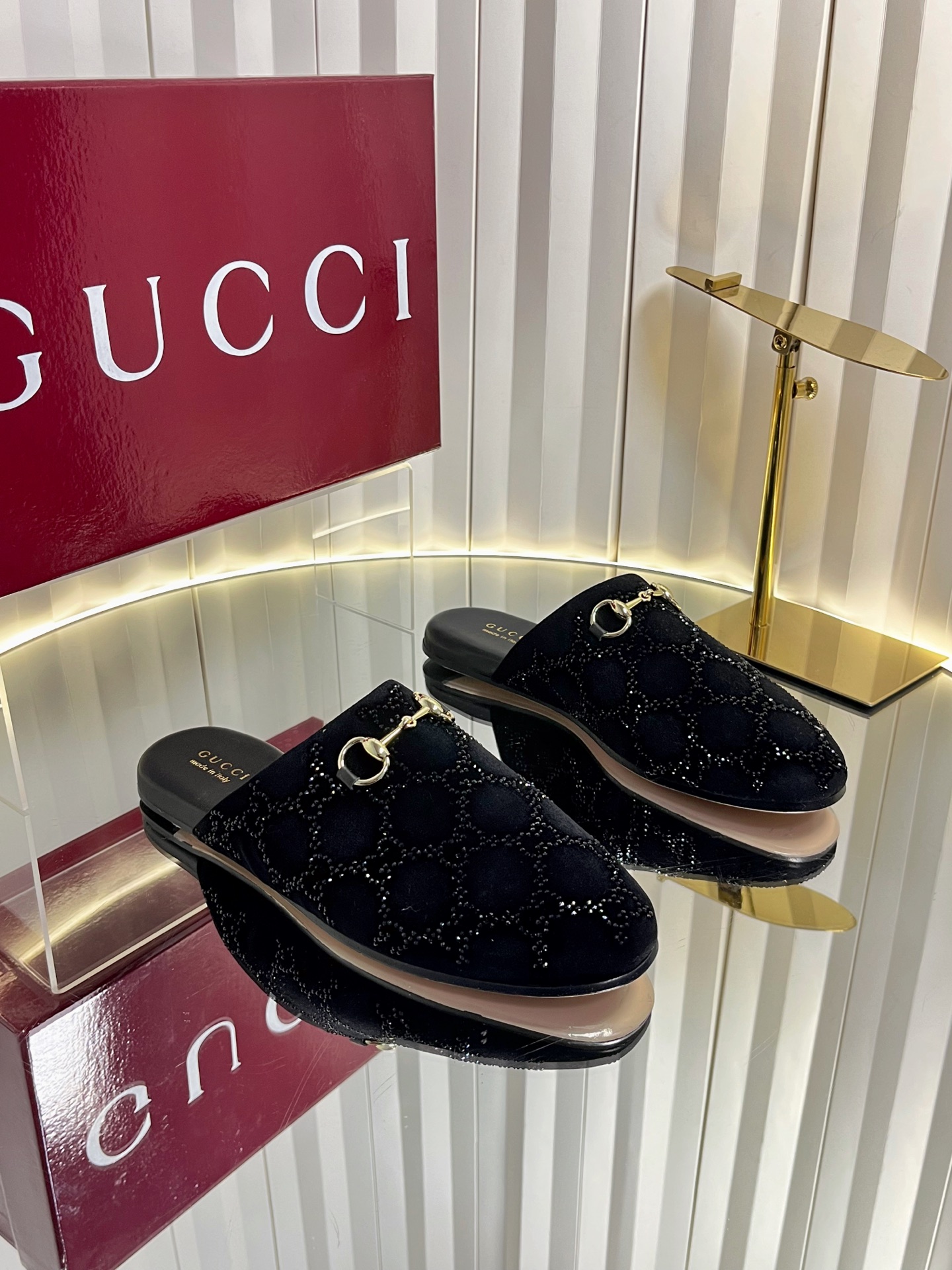 NO:705637,Gucci's latest version of double G suede hot-drilled mules horsebit flat half slippers. This shoe uses the brand's iconic letters G G intertwined pattern embossed velvet, elegant and casual style. Customized double G suede upper, sheepskin lining, genuine leather outsole, size 35-39 (40.41 custom-made, non-refundable), half slippers, gucci, slippers, sheepskin, Leather soles19860909Gucci最新版面双G绒面烫钻穆勒鞋马衔扣平底半拖鞋 这款鞋履采用品牌标志性字母G G交织图案压钻绒,典雅又休闲的搭配风格 鞋面定制双G绒面 内里垫脚羊皮 鞋底真皮大底 码数35-39（40.41定做不退换）,半拖,gucci,slippers,sheepskin,Leather soles,Women's Shoes