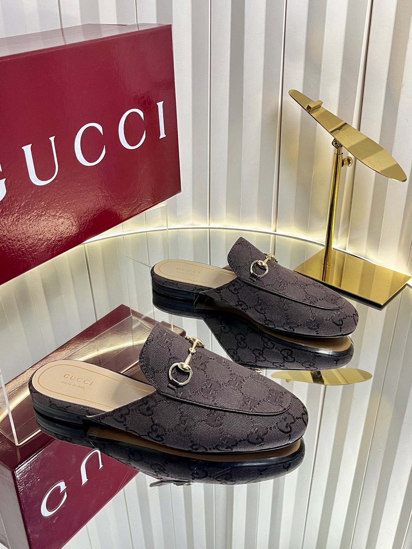 NO:705630,Gucci Jordaan series women's half-slippers As an outstanding representative of Gucci's design heritage, the Jordaan series embellished horsebit loafers vividly highlight the classic elegance. This shoe is made of the brand's iconic monogram canvas, making it a timeless classic. The material of this shoe is soft and the silhouette is exquisite and smooth, highlighting daily elegance. Customized sheepskin lining and leather outsole Size 34-42 (34 40 41  42 (customized, non-refundable), loafers and half-flops, gucci, loafers, sheepskin, Leather soles19860909Gucci Jordaan系列女士半拖作为Gucci设计传承的杰出代表,Jordaan系列饰马衔扣乐福鞋生动彰显经典优雅格调.这款鞋履采用品牌标志性字母图案帆布,成就隽永经典.这款鞋履材质柔软,廓形精致流畅,彰显日常优雅风范. 内里定制羊皮 真皮大底 码数34-42（34 40 41 42定做不退换）,乐福鞋半拖,gucci,loafers,sheepskin,Leather soles,Women's Shoes