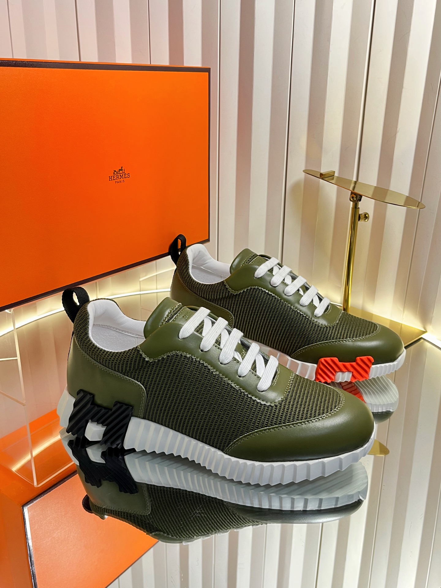 NO:705629,P herme…sss25 new arrival~ The most popular couple’s model in the counter, the first choice shoe for H family’s distribution!  This pair of Bouncing sneakers is a classic model from Hermès. It comes out in many colors every season. It is definitely one of the most worth buying. Sisters I met!  Really don’t miss it!  !  It is super light and comfortable. It is not tiring after walking for a long time. It is not expensive. There is a small circle at the back to help you put on shoes. Top quality 35-45, casual shoes/sports shoes, hermes, hermes, sneakers.19860909P  herme…s ss25 new arrival～ 专柜大热情侣款,H家配货首选鞋履！ 这双 Bouncing sneaker 是爱马仕经典款 每一季都会出很多颜色 绝对是最值得买的配货之一 有遇到的姐妹！真的不要错过！！ 他超轻、超舒适 走久不累、价格不贵 后面还有个辅助穿鞋的小圈 顶级精品 35-45,休闲鞋/运动鞋,hermes,hermes,sneakers,Women's Shoes