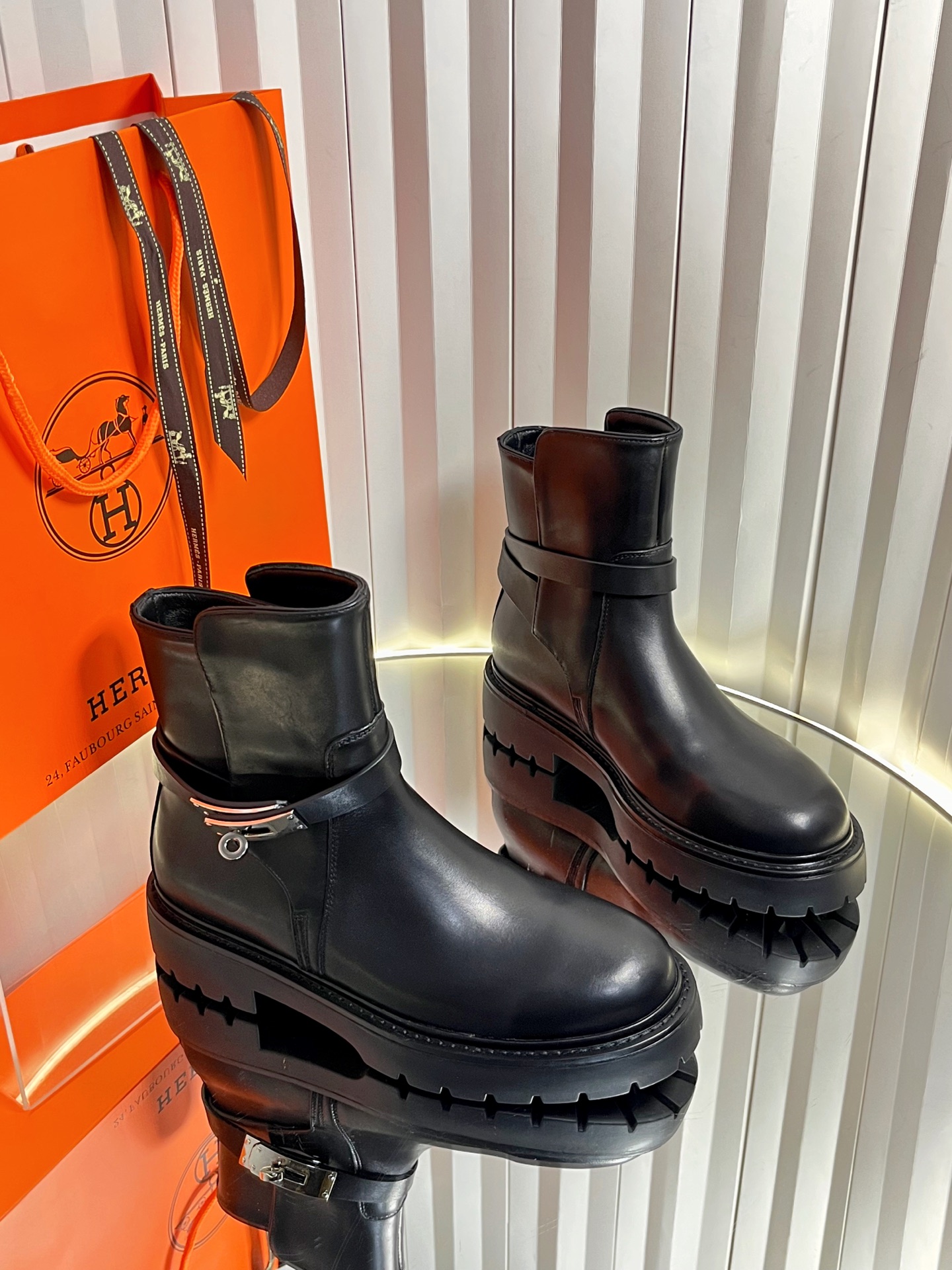 NO:705623,Hermes fw new arrival~ H family short boots Hermes 2026 new Kelly buckle imported leather material, lamb wool lining super nice, square head style adjusted many times before perfect shipment, exclusive first release, all real products are shot!  An incredibly comfortable one!  Genuine leather welts, double-layer Italian imported cow leather soles!  Top quality, size 35-39 can be ordered at 40.41, boots, hermes, hermes, boots, cowhide, sheep19860909皮里毛里Hermes fw new arrival～ H家 短靴 Hermes爱马仕2026新款Kelly扣 进口皮料羊京材质,内里羊羔毛超nice 方头版型调整多次才完美出货,独家首发,实物均实拍！无比舒适的一款！ 真皮沿条,双层意大利进口牛皮革鞋底！ 顶级精品 size35-39可定40.41,靴子,hermes,hermes,boots,cowhide,sheep,Women's Shoes