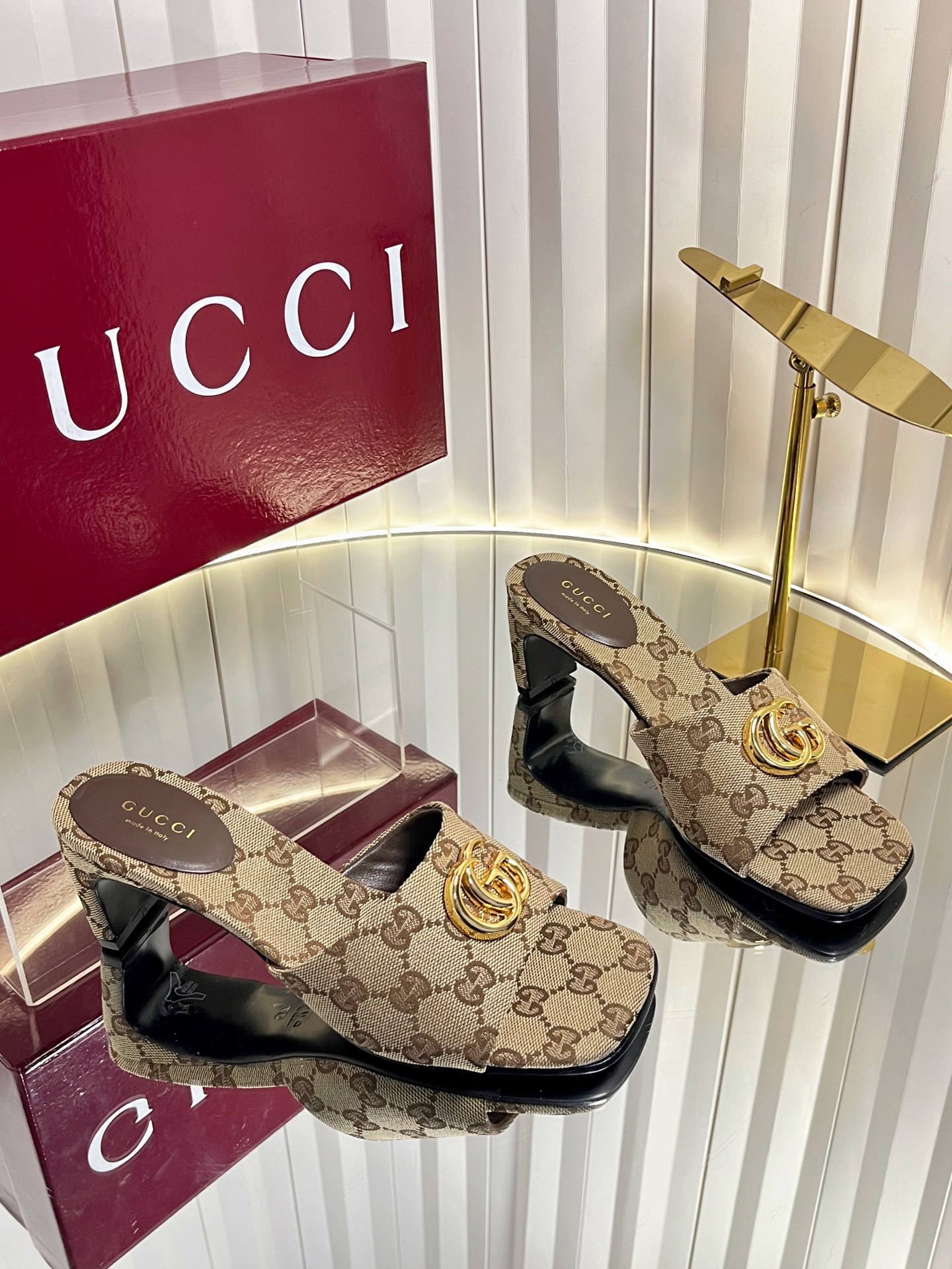 NO:705616,Gucci high-quality slippers. Candy-colored GG boutique slippers. Carefully crafted from original molds at the counter, classic with ingenuity. Heel height 4.5 cm. Fabric. 5D laser-cut imported canvas/sheepskin double GG horsebit. Lining foot pads. Top layer sheepskin. Square-toe classic series open-toe sandals. Top purchasing quality!  Outsole Genuine leather outsole All are customized one to one. Focus on Gucci high-end series. The foot comfort is beyond all similar products on the market. Full set of Ancora red counter packaging. Sizes 35-43 (40 41 42 customized, non-refundable and non-exchangeable!), high heels and slippers, gucci, high heels, slippers, sheepskin, Leather soles19860909Gucci 高品质拖鞋 糖果色GG精品拖鞋 专柜原版开模精心制作,匠心铸造经典 跟高4.5 cm 面料 5D激光切割进口帆布/羊皮双GG马衔扣 内里垫脚头层羊皮 方头经典系列露趾凉拖 顶级代购品质！ 大底真皮大底 所有均为一比一定制 专注Gucci高端系列 脚感舒适程度超乎市场所有同类产品 安可拉红色全套专柜包装 尺码35-43(40 41 42 定做不退不换！）,高跟鞋拖鞋,gucci,high heels,slippers,sheepskin,Leather soles,Women's Shoes