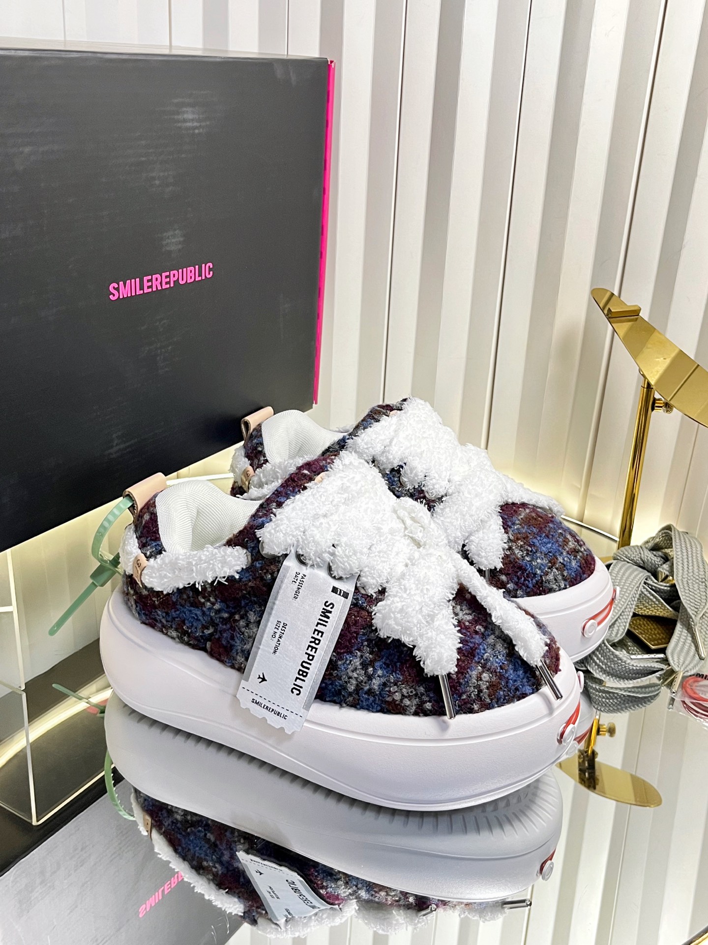 NO:706141,SMILE REPUBLIC for couples, bow-tie casual bread shoes, Tan Jianci's open-faced smile bread shoes series is launched. The soft thick soles and naive appearance have attracted the favor of major celebrities and Internet celebrities. The shoe shape makes the whole leg particularly delicate. When paired with mid-calf socks, you can instantly transform into a college girl. The 5cm thick soles are light and tall, and it feels like your legs are all down from the neck down [Proud] Tan Jianci, Wu Jianhao, Li Yunrui, Yu Wenwen, Dapeng, Piyou, Su Xing, Liu Genghong, etc. Many stars have stepped on their feet. Size: women's size 35–40, size men's size 39–45, casual shoes/sports shoes, sneakers19860909SMILE REPUBLIC情侣款,蝴蝶结休闲面包鞋,檀健次开口笑面包鞋系列重磅来袭 软软的厚底,憨憨的模样惹的各大明星网红的青睐,鞋型把整条腿衬得特别秀气,配中筒袜瞬间变身学院少女,5cm的厚底轻盈又增高,感觉脖子以下全是腿了 [得意] 檀健次、吴建豪、李昀锐、于文文、大鹏、痞幼、苏醒、刘畊宏老师等～众多明星纷纷上脚 码数女码 35–40 码数男码 39–45,休闲鞋/运动鞋,sneakers,Women's Shoes