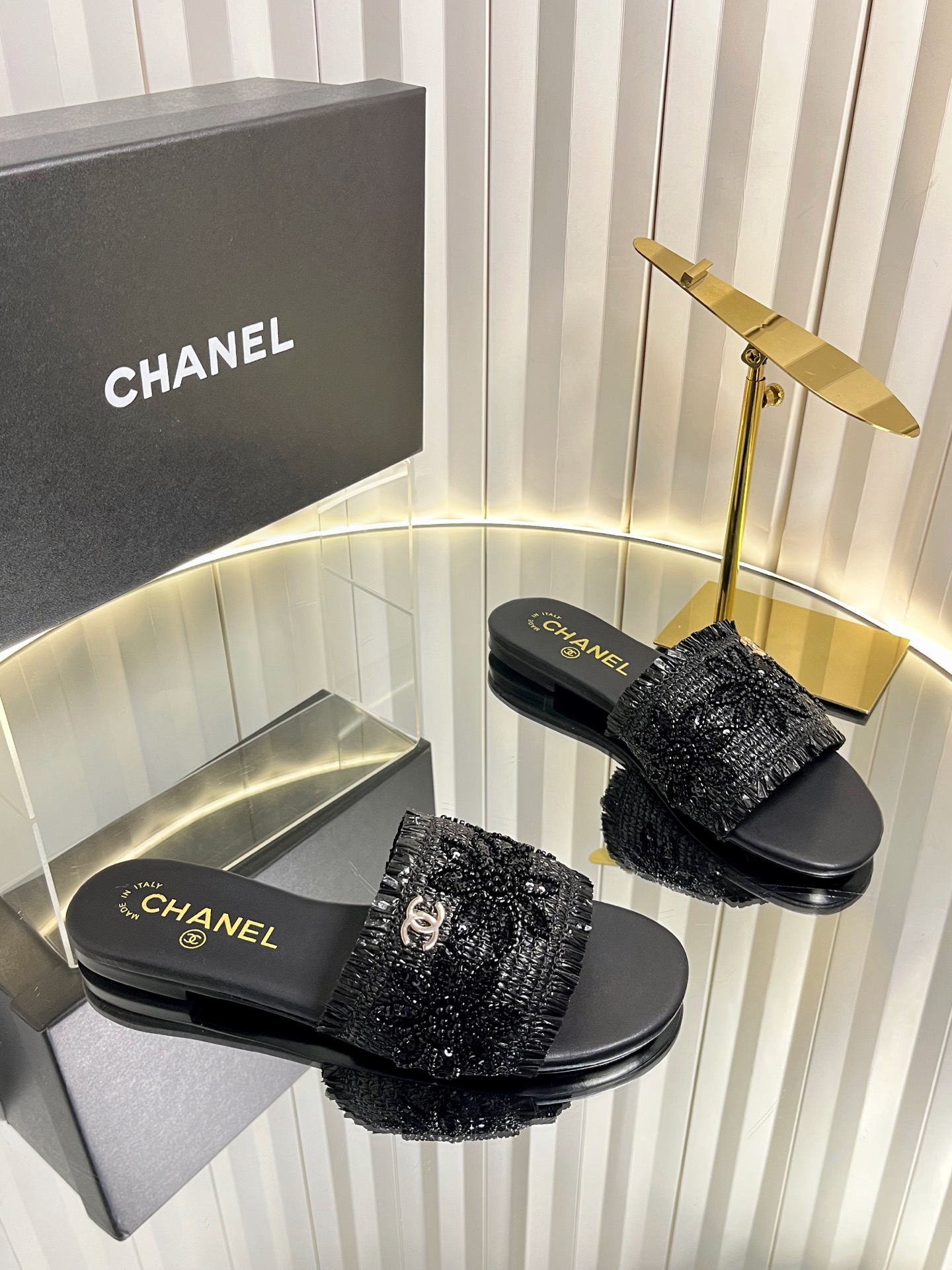 NO:706138,Chanel's 26 new spring and summer slippers series. This season's camellia series is really beautiful. The elegant and ladylike temperament of Grandma Xiang's family is full of high-end!  It’s very nice on the feet~ Whether worn barefoot or paired with skirts or trousers, it’s very versatile!  Incomparably beautiful!  Specially made of imported lambskin for the upper, mixed sheepskin for the lining, Italian grade A genuine leather outsole Size 35-39 (customized 40/41/42), slippers, chanel, slippers, skirts, sheepskin, Leather soles19860909Chanel 26款春夏新品拖鞋系列 这一季山茶花系列真的超美 香奶奶家一贯的优雅名媛气质 高级感十足！上脚非常nice～ 不管光脚穿或搭配裙装、裤装、 都非常百搭！无敌美！特别仙 鞋面采用进口小羊皮 内里垫脚混种羊皮 意大利A级真皮大底 Size35-39（40/41/42定制）,拖鞋,chanel,slippers,skirts,sheepskin,Leather soles,Women's Shoes