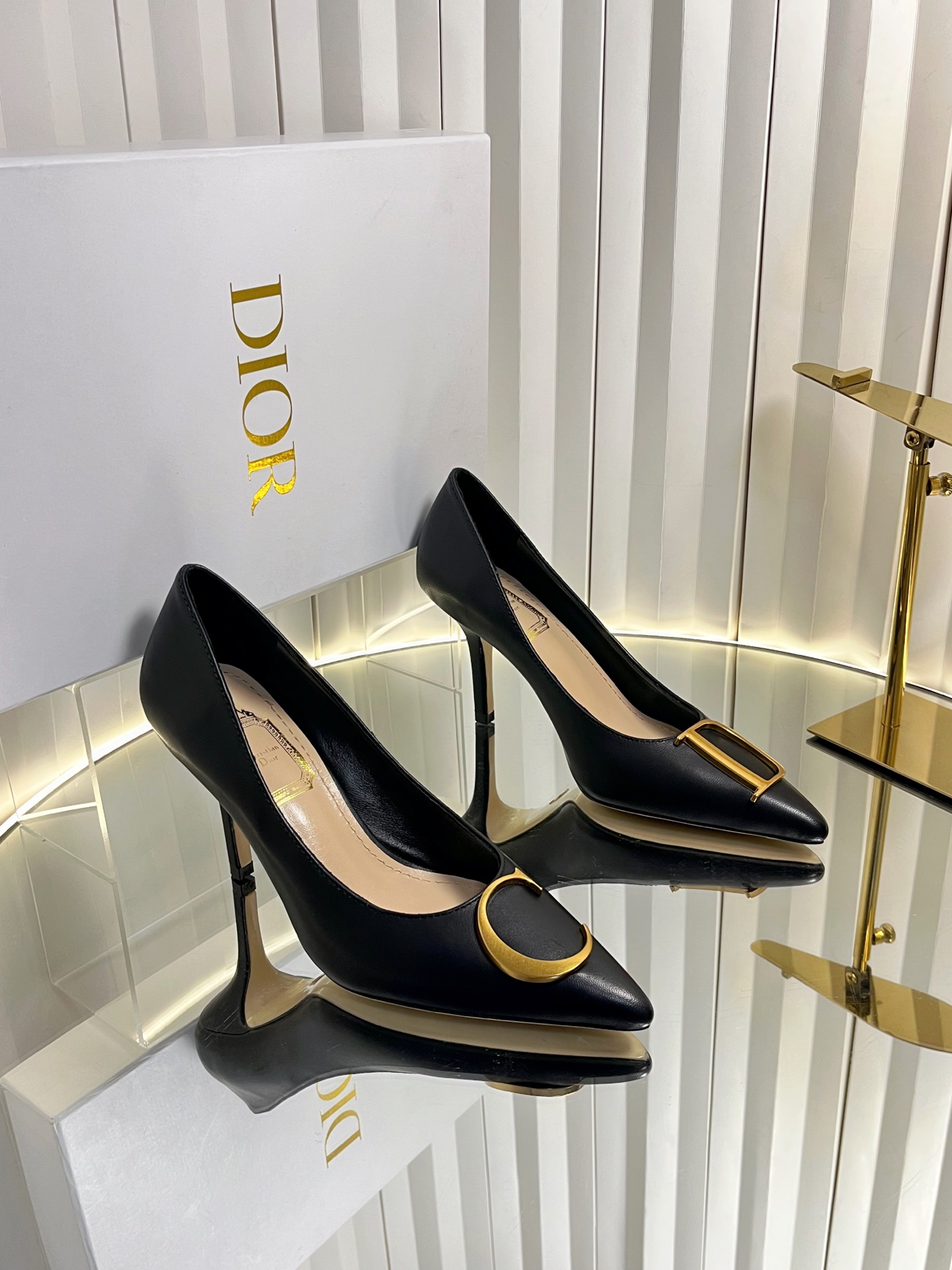 NO:706135,Dior Dior 26/ss spring and summer catwalk new CD metal buckle high heels Dior 2026 spring and summer series high heels, designed by Jonathan  Anderson design, black pointed toe + gold CD metal buckle, elegant and modern. Stiletto heel about 8-10cm, modifying the leg shape, elongating the proportion, suitable for formal occasions such as the workplace and banquets. The upper is made of high-quality leather, soft to the touch and comfortable to wear. The CD metal buckle is a classic symbol of Dior, highlighting the brand's history and innovation. The overall design combines classicity and playfulness, and is a symbol of modern femininity and confidence. Fabric: Original cowhide/cow suede Lining: Sheepskin Sole: Italian genuine leather sole  Heel height: 8cm Size: #35-41 (customized at 40.41), high heels, dior, dior, high heels, cowhide, sheepskin19860909Dior 迪奥 26/ ss 春夏 走秀新款 CD金属扣 高跟鞋 Dior 2026春夏系列高跟鞋,由Jonathan Anderson设计,黑色尖头+金色CD金属扣,优雅又有现代感.细高跟约8-10cm,修饰腿型,拉长比例,适合职场、宴会等正式场合.鞋面优质皮革,触感柔软,穿着舒适.CD金属扣是Dior经典标志,彰显品牌历史与创新.整体设计融合经典与玩味,是现代女性气质与自信的象征. 面料: 原版牛皮/牛反绒 内里: 羊皮 鞋底: 意大利真皮底 跟高: 8cm Size: #35-41(40.41订做）,高跟鞋单鞋,dior,dior,high heels,cowhide,sheepskin,Women's Shoes