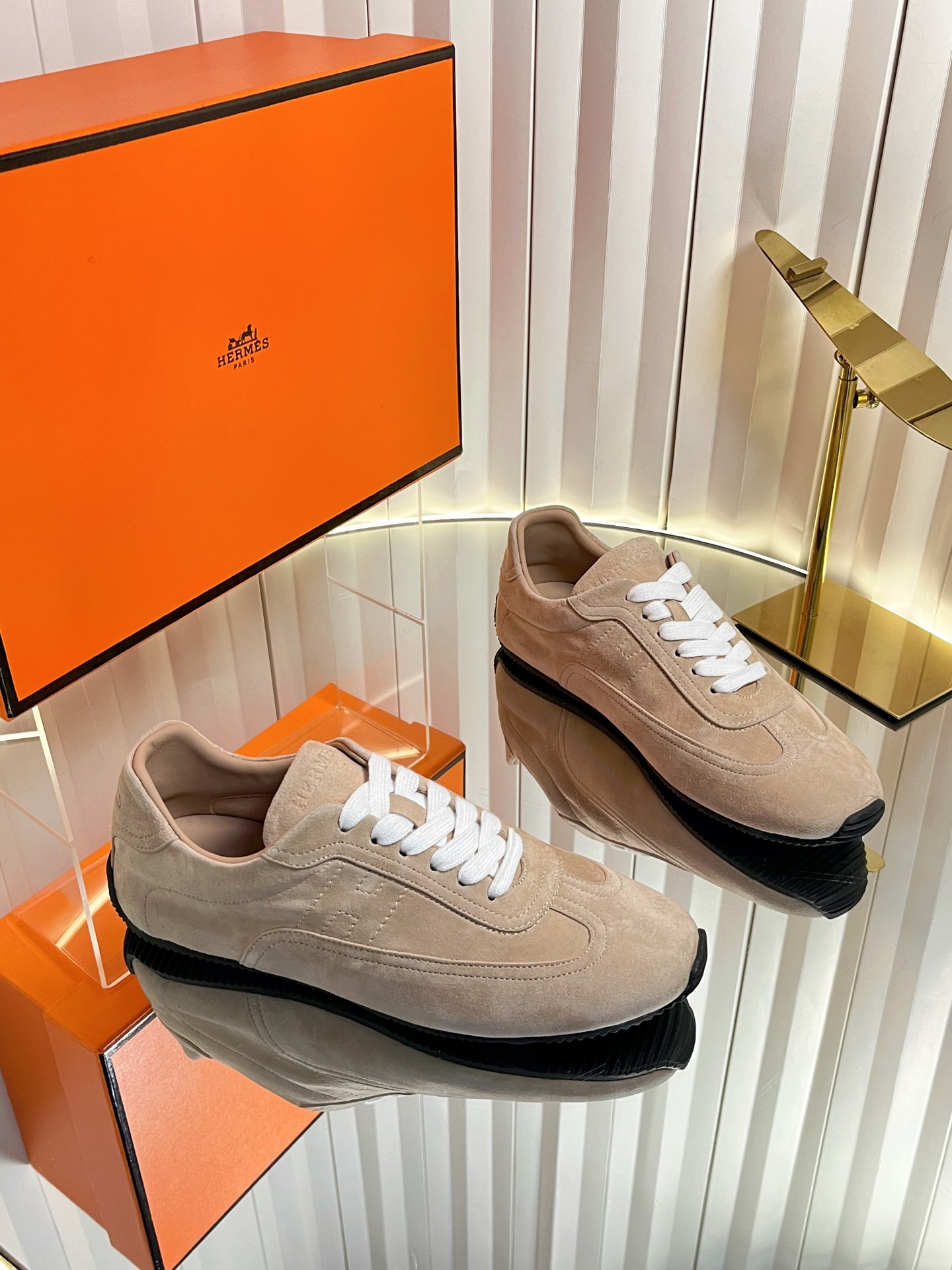 NO:706133,Hermes, the latest model for spring and summer, moral training shoes, casual shoes for couples, very difficult to stock at counters. Adopts essential lines of 'H bevel' drilling design to present fashionable urban and neo-retro style. Simple design conforms to the current old money style. Highly recognizable logo embellishment to enhance brand value. Super versatile model. Imported calfskin upper, mixed sheepskin lining, original open-molded rubber outsole, size female 35-41 (customized for 40/41)  Men 39-45 (customized for 39.45), casual shoes/sports shoes, hermes, hermes, sneakers, cowhide, sheepskin19860909Hermes 爱马仕 春夏最新款 德训鞋 休闲鞋情侣款 专柜非常难配货 采用本质线条的“H斜切”钻孔设计 呈现时尚城市和新复古风格 简约设计符合当下老钱风的格调 极具辨识度的logo点缀品牌价值感拉满 超级百搭款 鞋面进口小牛皮 内里混种羊皮 原版开模橡胶大底 码数女35-41（40/41订做） 男39-45（39.45订做）,休闲鞋/运动鞋,hermes,hermes,sneakers,cowhide,sheepskin,Women's Shoes