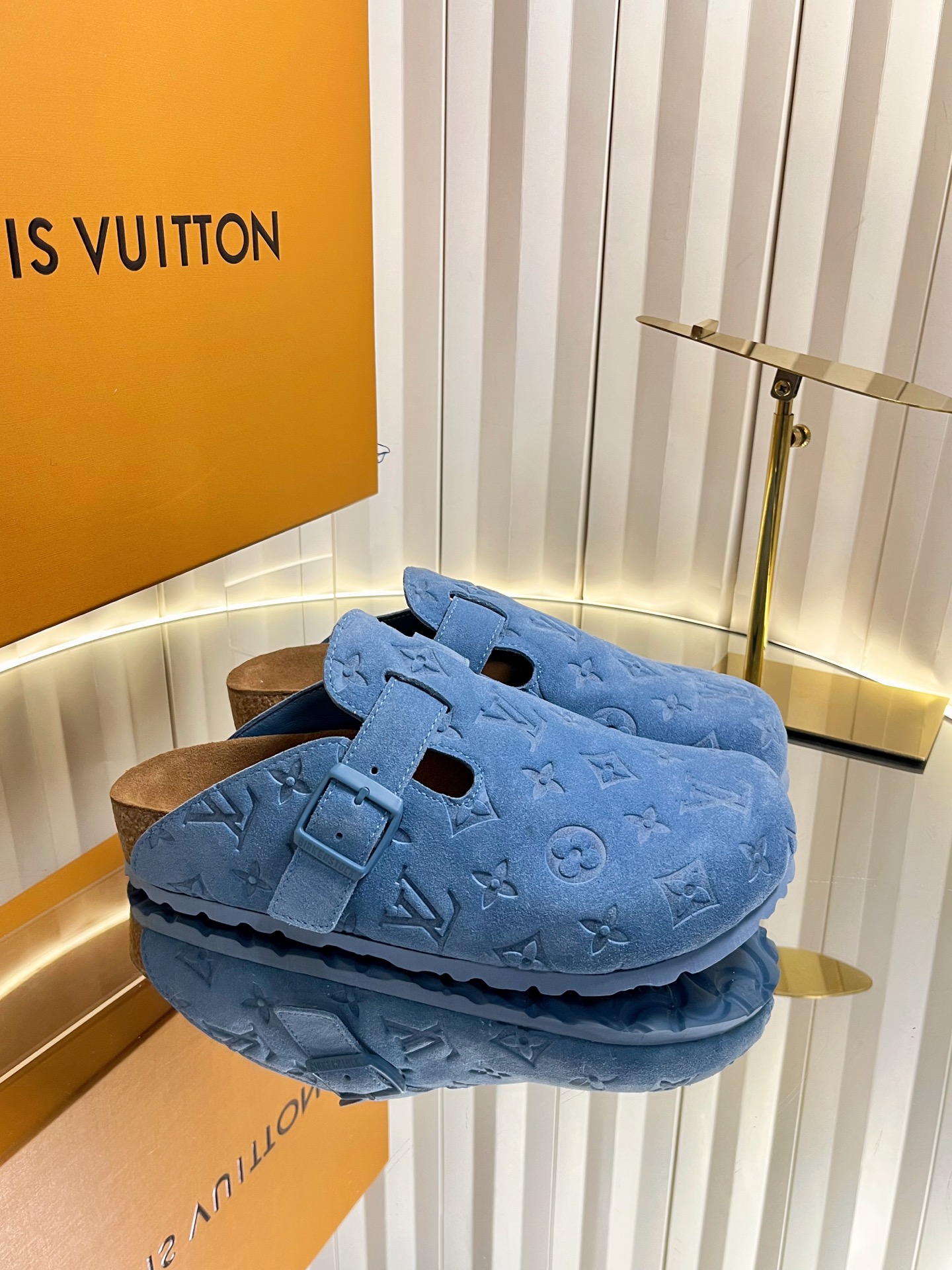 NO:707195,Men and women (top version) Louis Vuitton  In the hot summer, a pair of light and comfortable slippers is indispensable. These oak Birkenstock cork slippers, mule shoes, retro casual beach slippers for women, are simply a lifesaver!  The upper is custom-made presbyopia cow suede, the lining is cowhide, the sole is original molded EVA ultra-light material, the code number is 35-46 (40.41 for women, 38.45.46 for men, customized and non-returnable), packed with a full set of original gift boxes, half drag, birkenstock, louis vuitton, louis vuitton, slippers, cowhide19860909女男（顶级版本） Louis Vuitton × BIRKENSTOCK联名合作款Boston包头软底拖鞋Lv 勃肯穆勒拖鞋 万年经典勃肯软底拖鞋强势推出,一个品牌就是一个鞋子类型,其构造鉴于人体工学设计,让脚完全解放舒适打造的,所以其脚床的构造完全贴合脚的弧度. 夏日炎炎,少不了一双轻盈又舒适的拖鞋,这款橡木材质勃肯软木拖鞋穆勒鞋复古休闲沙滩女拖,简直就是救星！ 鞋面定制老花皮牛反绒 内里牛皮 鞋底原版开模EVA超轻材料 码数35-46（女40.41男38.45.46定制不退换） 包装全套原版礼盒,半拖,birkenstock,louis vuitton,louis vuitton,slippers,cowhide,Women's Shoes