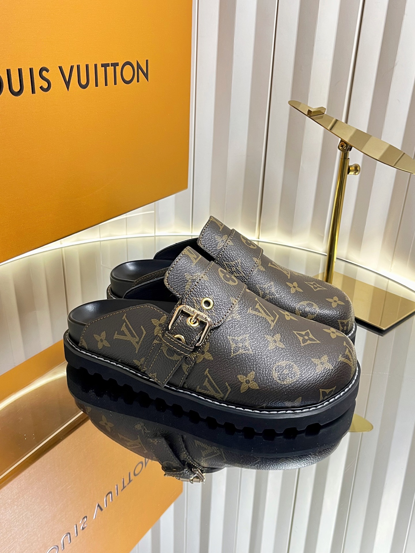 NO:707197,Women's size and men's size 'Top Version' Louis Vuitton Louis Vuitton LV Baotou Slippers Donkey Brand The latest popular series... [Colorful Embossed Sandals for Couples] High-end lazy style, you can never tire of it, and it is fashionable!  Feel the details with heart Fabric: Original open-molded PVC embossed LoGo process o Lining: Sheepskin Midsole: Original open-molded PU foam Outsole: Original open-molded PUPVC negative film combination Size: women's size 35-40 (40 customized). Men's size 38-45 (45 customized), half drag, louis vuitton, louis vuitton, louis vuitton, louis vuitton, slippers, sheepskin19860909女码男码《顶级版本》  Louis Vuitton路易威登 Lv包头拖鞋驴牌  最新爆款系列……【情侣彩色压花凉拖】 高级慵懒风,百看不厌款、时尚度拉满！细节用心感受 面料:原版开模PVC压花LoGo工艺o 内里:羊皮 中底:原版开模PU发泡 大底:原版开模PUPVC底片组合 码数:女码35-40（40定制）.男码38-45（45定制）,半拖,louis vuitton,louis vuitton,louis vuitton,louis vuitton,slippers,sheepskin,Women's Shoes