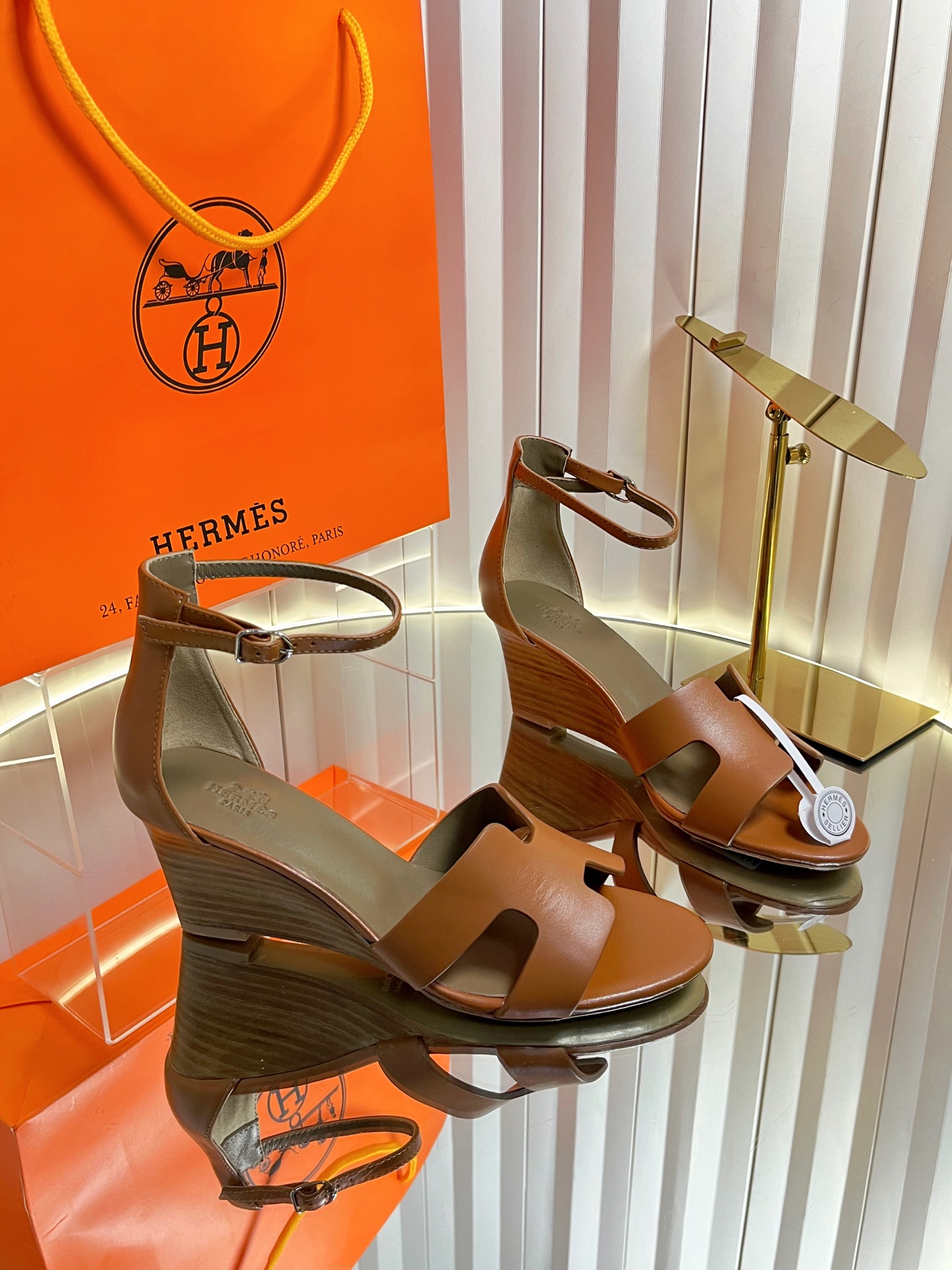 NO:759600,Hermès/Hermès classic H-buckle waterproof platform wedge-soled sandals. Extremely retro design. Strong exotic style. Full of fashion, and stylish when worn casually. The simple style is great when paired with a high-end feel. The 7cm height is easy to control. It’s hard not to love the versatile colors and smooth lines!  The fabric is made of imported calfskin/ pebbled cowhide, the inner pads are all lambskin, the Italian imported cowhide outsole Size35-39 (customized 40/41/42), high heels and sandals, hermes, hermes, sandals, high heels, cowhide, sheepskin19860909Hermès/爱马仕经典H扣防水台坡跟厚底凉鞋 极约复古的设计 浓厚的异域风情 时髦感十足、随便上脚都很有腔调 简简单单的款式随便搭配一下高级感就很棒 7cm高度轻松驾驭, 百搭的颜色流畅的线条很难不爱！ 面料采用进口小牛皮/荔枝纹牛皮 内里垫脚均为小羊皮 意大利进口牛皮大底 Size35-39(40/41/42定制）,高跟鞋凉鞋,hermes,hermes,sandals,high heels,cowhide,sheepskin,Women's Shoes