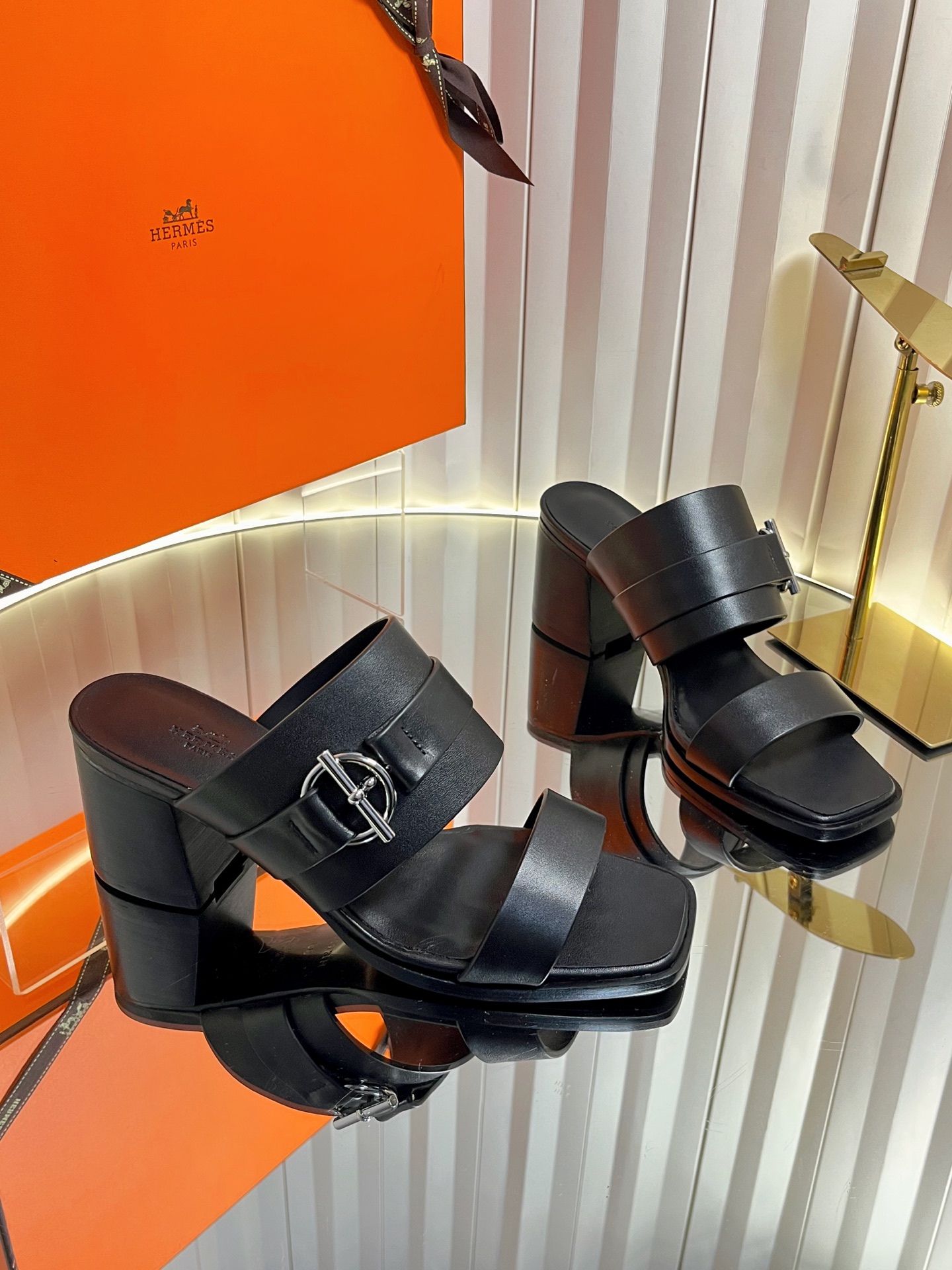 NO:759606,Hermès/Hermès classic kelly buckle high-heeled slippers/sandals 2026 new colors + popular series. The version is super correct, with a certain thickness and increased leg length!  Transparent and breathable, comfortable calfskin, heel height: 6cm, spring and summer color matching item with both looks and comfort!  Channel supply code size size 35-39 can be customized. 40.41.42, high heels and slippers, hermes, hermes, sandals, high heels, slippers, cowhide19860909Hermès/爱马仕经典kelly扣高跟拖鞋/凉鞋 2026新色+爆款系列 版型超正,有一定厚度增高显腿长！透体透气 舒适的小牛皮,跟高:6cm 春夏拼色兼具颜值舒适度的单品！ 渠道货源 码数 size 35-39可定.40.41.42,高跟鞋拖鞋,hermes,hermes,sandals,high heels,slippers,cowhide,Women's Shoes