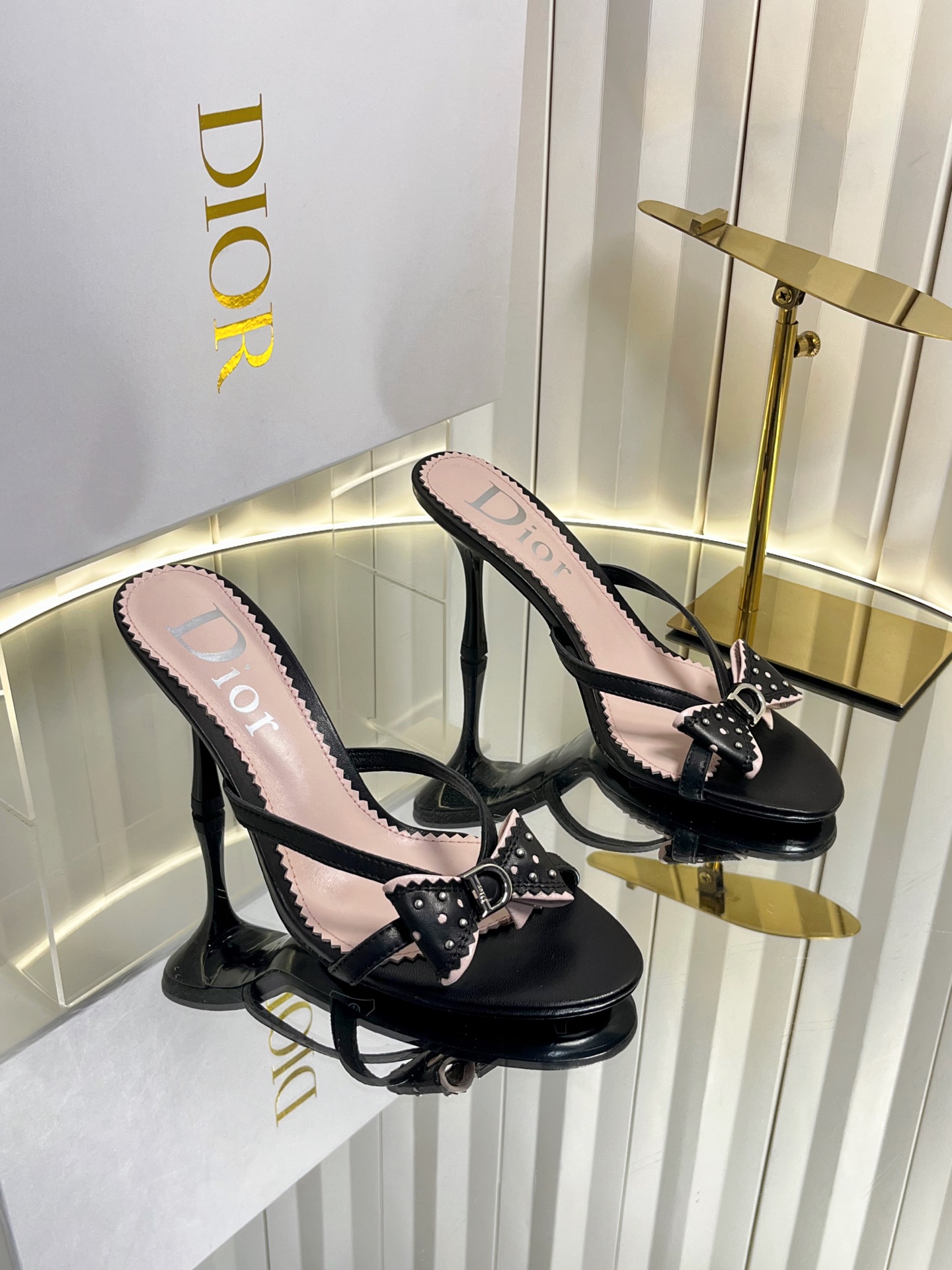 NO:820310,Dio…r26c new arrival～New pointed toe hollow back stiletto high heels, medieval style series of heavy beaded bows D's pointed toe high heels are made of high-quality leather, the upper is smooth and delicate, with metal decorative heels, elegant and modern, the pointed toe design lengthens the leg line, and the metal buckle is comfortable and stable. The heel height is moderate and can be easily used in commuting and formal occasions. It can enhance the temperament of both skirts and trousers. It is a practical and fashionable versatile item! The heel height is 8.5cm  size: 35-42 (40.41.42) custom-made, high heels and slippers, dior, dior, high heels, slippers, skirts19860909Dio…r26c new arrival～新款尖头后空细跟高跟鞋,中古风系列重工钉珠蝴蝶结 D家尖头高跟鞋,选用优质皮革,鞋面光滑细 腻,搭配金属装饰鞋跟,优雅又现代,尖头设计拉长腿部线条,金属扣,舒适又稳固.鞋跟高度适中,通勤,正式场合都能轻松驾驭,无论裙装还是裤装都能提升气质,是实用又时髦的百搭单品!跟高8.5cm size:35-42(40.41.42)定做,高跟鞋拖鞋,dior,dior,high heels,slippers,skirts,Women's Shoes