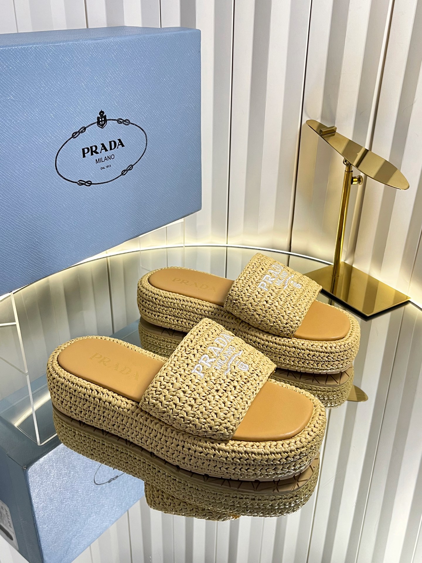 NO:759889,: prada raffia woven slippers, super popular latest spring and summer zigzag Roman woven ultra-light thick-soled slippers!  The retro, fashionable and avant-garde gear teeth make the entire pair of shoes light, comfortable, and brightly colored to satisfy a variety of choices for fashionable people of different styles! The iconic metal triangle logo is paired with the shape of ancient beach slippers, and every element is fashionable!  Upper: original customized raffia, lining: calfskin, outsole, 1:1 molded outsole, heel height: 4cm, size 35-39 (40 to 41 customized, non-refundable), slippers, prada, slippers, espadrilles, cowhide19860909: prada 拉菲草编织拖鞋 超火爆最新春夏锯齿罗马编织超轻厚底 拖鞋！复古时髦前卫的轮齿 让整双鞋轻便舒适鲜艳色彩满足不同风格时髦人士的多种选择!标志性金属三角标搭配古沙滩拖鞋造型,每一个 元素都踩在时髦点上！ 鞋面 原版定制拉菲草 内里 小牛皮 大底 1:1开模大底 跟高 4cm size 35-39（40 41定制不退换）,拖鞋,prada,slippers,espadrilles,cowhide,Women's Shoes