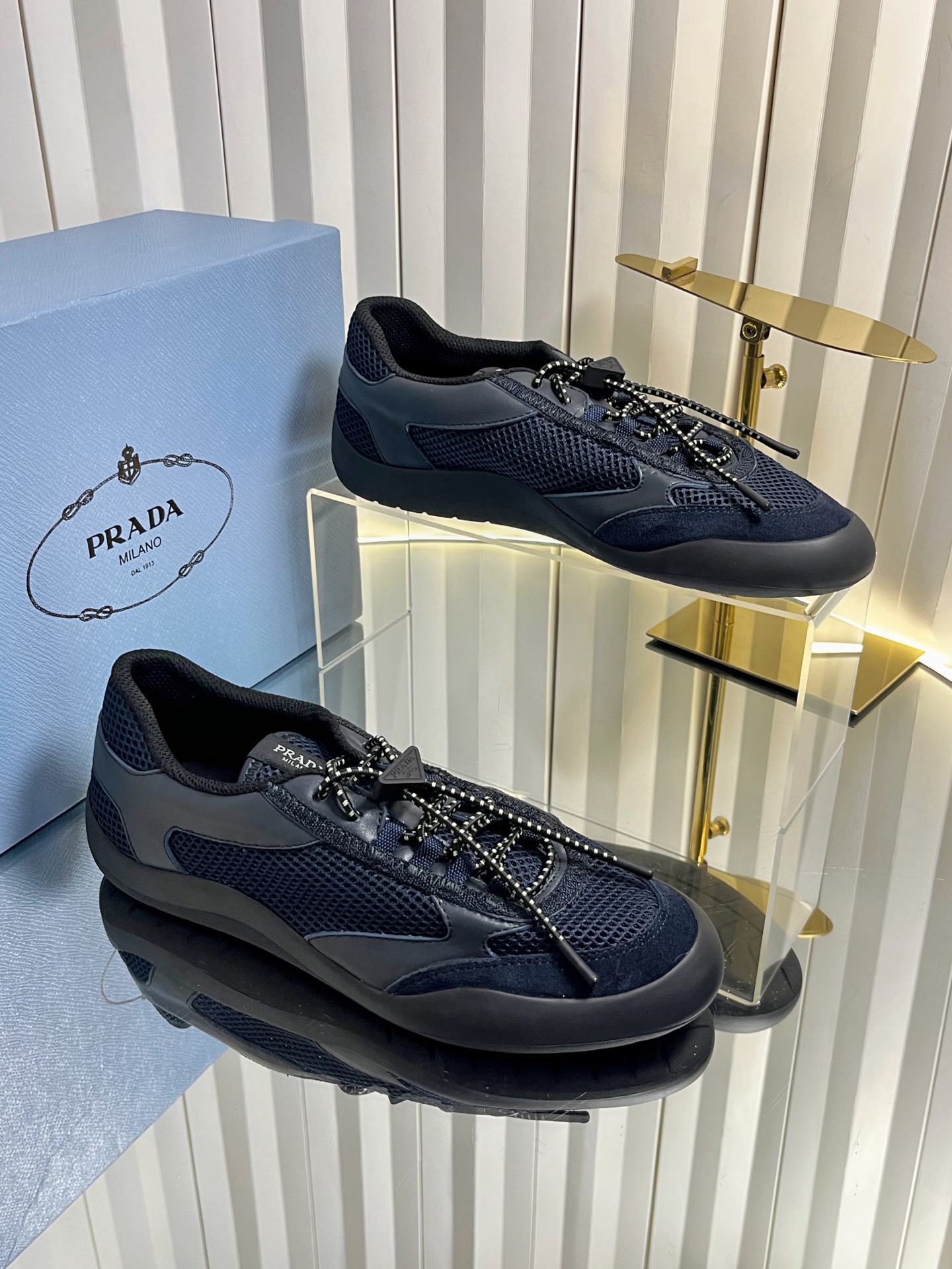 NO:759866,Men's 10 'PRADA Moral Training Shoes' Li Xian and many other Internet celebrities have worn them. Prad's shoes are very popular. They can be worn for both leisure and work. They are retro-style design, mesh + leather stitching, breathable and durable!  The metal eyelets of the laces are super detailed, and the flat rubber soles are light and comfortable, suitable for daily commuting and leisure. The overall style is simple and low-key, versatile and not picky. The shoe box is classic Prada. The fabric is calfskin + breathable mesh. The inner breathable mesh. The outsole is wear-resistant rubber sole. Size 35-46 (45.46 is custom-made and cannot be returned or exchanged). Casual shoes/sports shoes, prada, prada, sneakers, cowhide19860909男10《PRADA德训鞋》 李现等众多网红上脚,prad这款鞋非常爆,穿上休闲工作两不失误百搭,复古风设计,网布+皮革拼接,透气又耐穿！鞋带金属孔眼超有细节感,平底橡胶鞋底轻便舒适,日常通勤、休闲都OK.整体简约低调,百搭不挑人,鞋盒是经典普拉达 面料小牛皮+透气网纱 内里透气纱网 大底耐磨胶底, 码数35-46（45.46订做不退不换）,休闲鞋/运动鞋,prada,prada,sneakers,cowhide,Women's Shoes