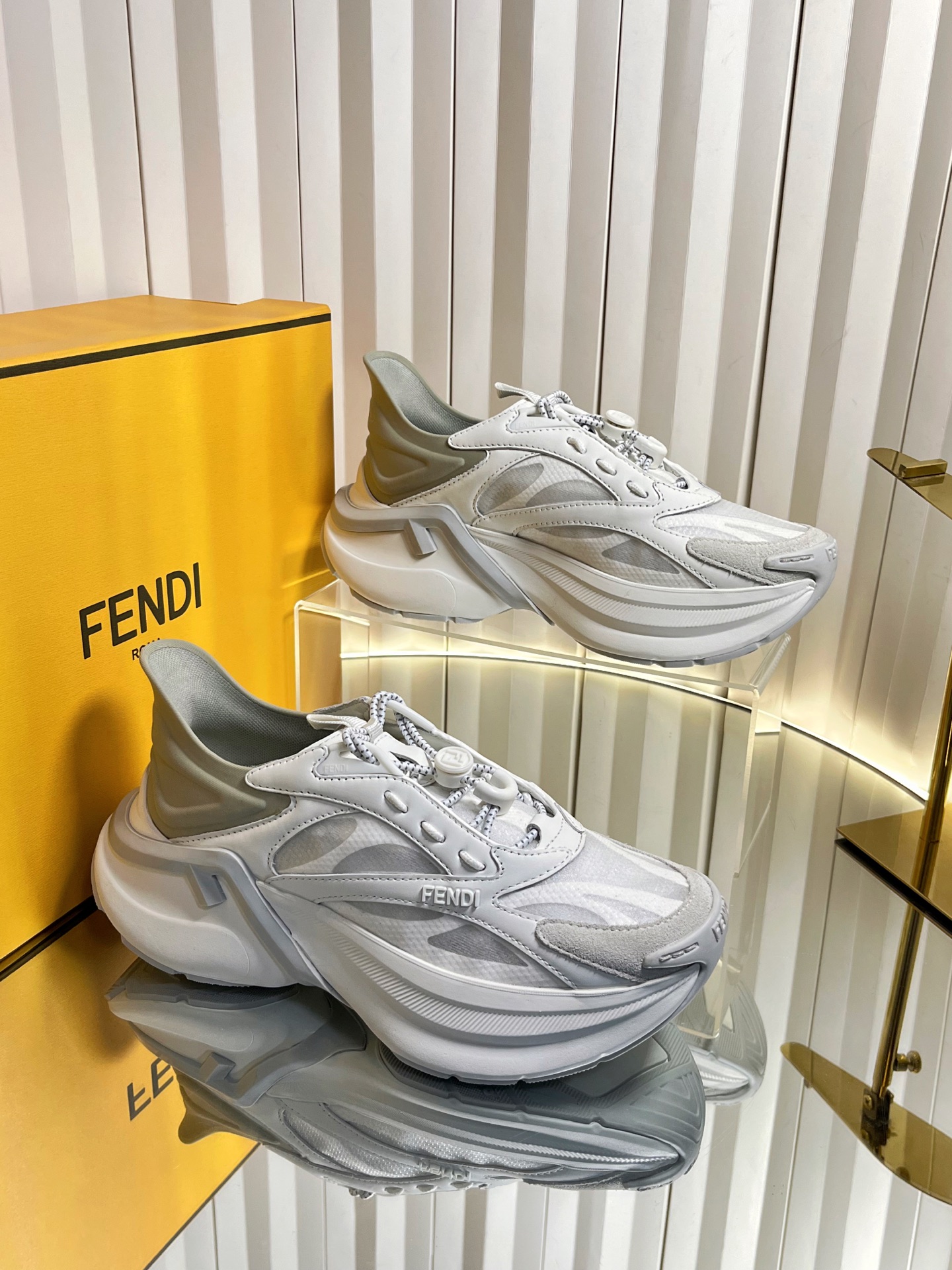 NO:759911,Top version of couple's model FENDI Fendi's latest F-Light series couple's model thick sole casual sports shoes running shoes low-top sports shoes with elastic laces. Made of black leather and mesh fabric. Corrugated shoe tops of the same color. Black mountaineering laces and emergency stop fasteners decorated with customized FF patterns. Decorated with three-dimensional rubber logo appliques on one side. Thick soles of ultra-light rubber of the same color with embossed F pattern on the edges. Exquisite packaging at the distribution counter. Fabric original custom imported fabric + cowhide  The inner lining is imported breathable mesh, the sole is original molded foam + TPU material, the sole thickness is 5.5CM. Size: women's 35-40 / men's 39-45, casual shoes/sports shoes, fendi, fendi, sneakers, cowhide19860909顶级版本情侣款 FENDI芬迪 最新F-Light系列 情侣款 厚底 休闲 运动鞋 跑鞋 松紧鞋带低帮运动鞋.黑色皮革和网眼布材质.同色系波状鞋提.黑色登山鞋带和饰有定制FF图案的急停扣件.一侧饰有三维橡胶标志贴花.同色系超轻橡胶厚鞋底,边缘饰有凸纹F图案 配送专柜精美包装 面料原版定制进口织物+牛皮 内里进口透气网里 鞋底原版开模发泡+TPU材质 底厚5.5CM Size:女款35-40 / 男款39-45,休闲鞋/运动鞋,fendi,fendi,sneakers,cowhide,Women's Shoes