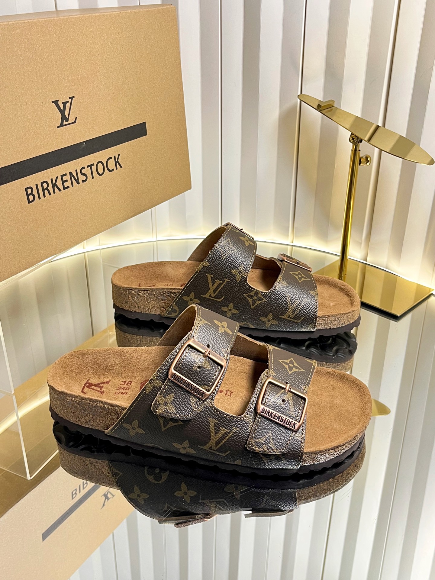 NO:759901,Men and women (top version) Louis Vuitton  In the hot summer, a pair of light and comfortable slippers is indispensable. These oak Birkenstock cork slippers, mule shoes, retro casual beach slippers for women, are simply a lifesaver!  The upper is custom-made presbyopia leather cow suede, the lining is cowhide, the sole is original molded EVA ultra-light material, code number 35-46 (40.41 for women, 38.45.46 for men, customized and non-returnable), slippers, birkenstock, louis vuitton, louis vuitton, slippers, cowhide19860909女男（顶级版本） Louis Vuitton × BIRKENSTOCK联名合作款Boston软底拖鞋Lv 勃肯穆勒拖鞋 万年经典勃肯软底拖鞋强势推出,一个品牌就是一个鞋子类型,其构造鉴于人体工学设计,让脚完全解放舒适打造的,所以其脚床的构造完全贴合脚的弧度. 夏日炎炎,少不了一双轻盈又舒适的拖鞋,这款橡木材质勃肯软木拖鞋穆勒鞋复古休闲沙滩女拖,简直就是救星！ 鞋面定制老花皮牛反绒 内里牛皮 鞋底原版开模EVA超轻材料 码数35-46（女40.41男38.45.46定制不退换）,拖鞋,birkenstock,louis vuitton,louis vuitton,slippers,cowhide,Women's Shoes