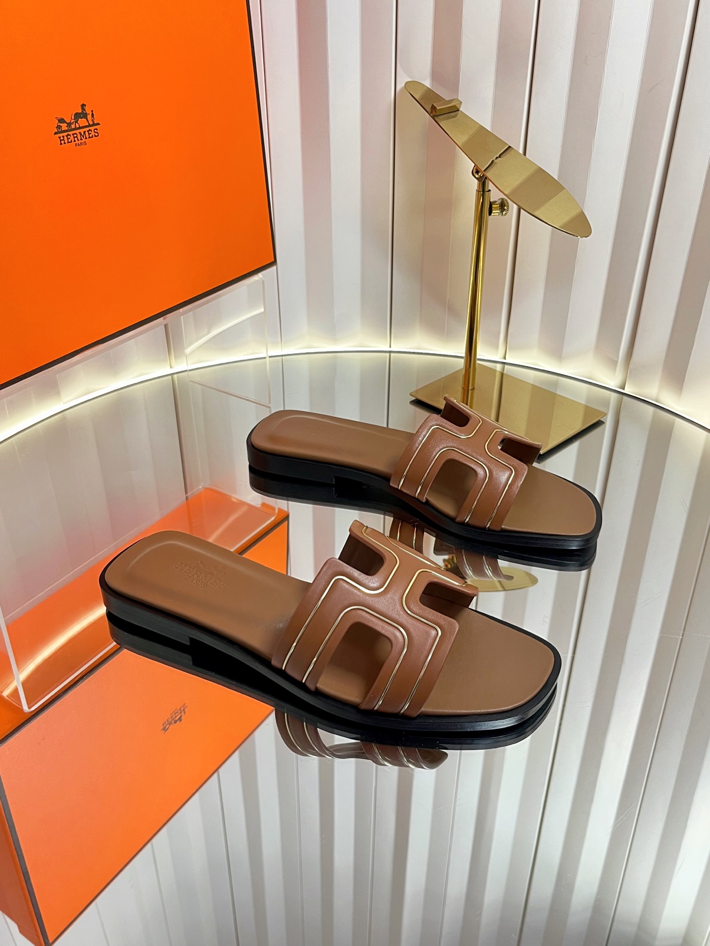 NO:759587,HERME*H family 26 vs early spring new H sandal series... Hermès splash of color. The latest spring color couple half-flop, ♀ urban style Wellington has become a fashion highlight... Showing the brand's exquisite bootmaking technology, playing with contrasting fabrics and colors... It's a bit like an advanced version of Chelsea Love, cool, contrasting color splicing and fashionable, easy to put on and take off, the heel height is moderate, and it is not tiring to wear for a long time. It must be said that the taste of the C-level brand is good... Upper:  Original customized cowhide imprinting process. Lining: original customized sheepskin. Foot pads: original customized cashmere. Outsole: original customized genuine leather combination sole. Bottom height: 1.0cm. Size: 35–39 (40.41. Customized, non-refundable), slippers, hermes, loafers, boots, slippers, cowhide, sheepskin.19860909HERME*H家26vs早春新款H凉拖系列…… Hermès 飞溅色彩.最新春季新增色情侣半拖,♀都市风格 Wellington成为时尚亮点……展现品牌精湛的制靴工艺,尽情玩转对比鲜明的面料与色彩…… 有点像进阶版切尔西乐福,酷,撞色拼接时尚度 方便穿脱,鞋跟高度适中,久穿不累型,得不得说C位品牌的品味就是好…… 鞋面: 原版定制牛皮压印工艺 内里: 原版定制羊皮 垫脚: 原版定制羊绒 大底: 原版定制真皮组合底 底高: 1.0cm 码数: 35–39(40.41.定做不退换),拖鞋,hermes,loafers,boots,slippers,cowhide,sheepskin,Women's Shoes