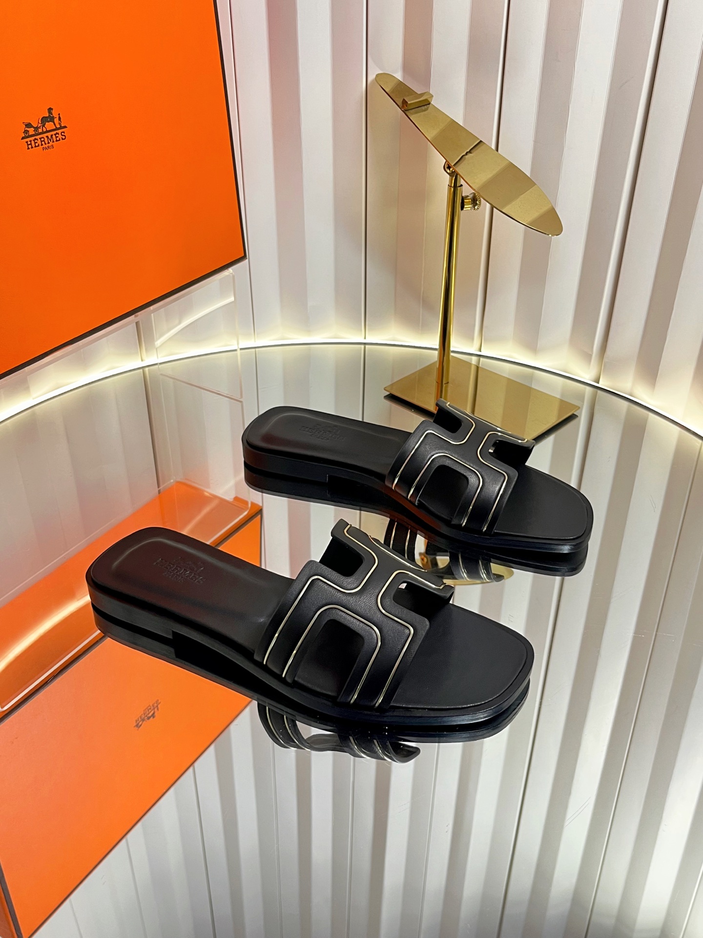 NO:759594,HERME*H family 26 vs early spring new H sandal series... Hermès splash of color. The latest spring color couple half-flop, ♀ urban style Wellington has become a fashion highlight... Showing the brand's exquisite bootmaking technology, playing with contrasting fabrics and colors... It's a bit like an advanced version of Chelsea Love, cool, contrasting color splicing and fashionable, easy to put on and take off, the heel height is moderate, and it is not tiring to wear for a long time. It must be said that the taste of the C-level brand is good... Upper:  Original customized cowhide imprinting process. Lining: original customized sheepskin. Foot pads: original customized sheepskin. Outsole: original customized genuine leather combination sole. Bottom height: 1.0cm. Size: 35–39 (40.41. Customized, non-refundable), slippers, hermes, loafers, boots, slippers, cowhide, sheepskin.19860909HERME*H家26vs早春新款H凉拖系列…… Hermès 飞溅色彩.最新春季新增色情侣半拖,♀都市风格 Wellington成为时尚亮点……展现品牌精湛的制靴工艺,尽情玩转对比鲜明的面料与色彩…… 有点像进阶版切尔西乐福,酷,撞色拼接时尚度 方便穿脱,鞋跟高度适中,久穿不累型,得不得说C位品牌的品味就是好…… 鞋面: 原版定制牛皮压印工艺 内里: 原版定制羊皮 垫脚: 原版定制羊皮 大底: 原版定制真皮组合底 底高: 1.0cm 码数: 35–39(40.41.定做不退换),拖鞋,hermes,loafers,boots,slippers,cowhide,sheepskin,Women's Shoes