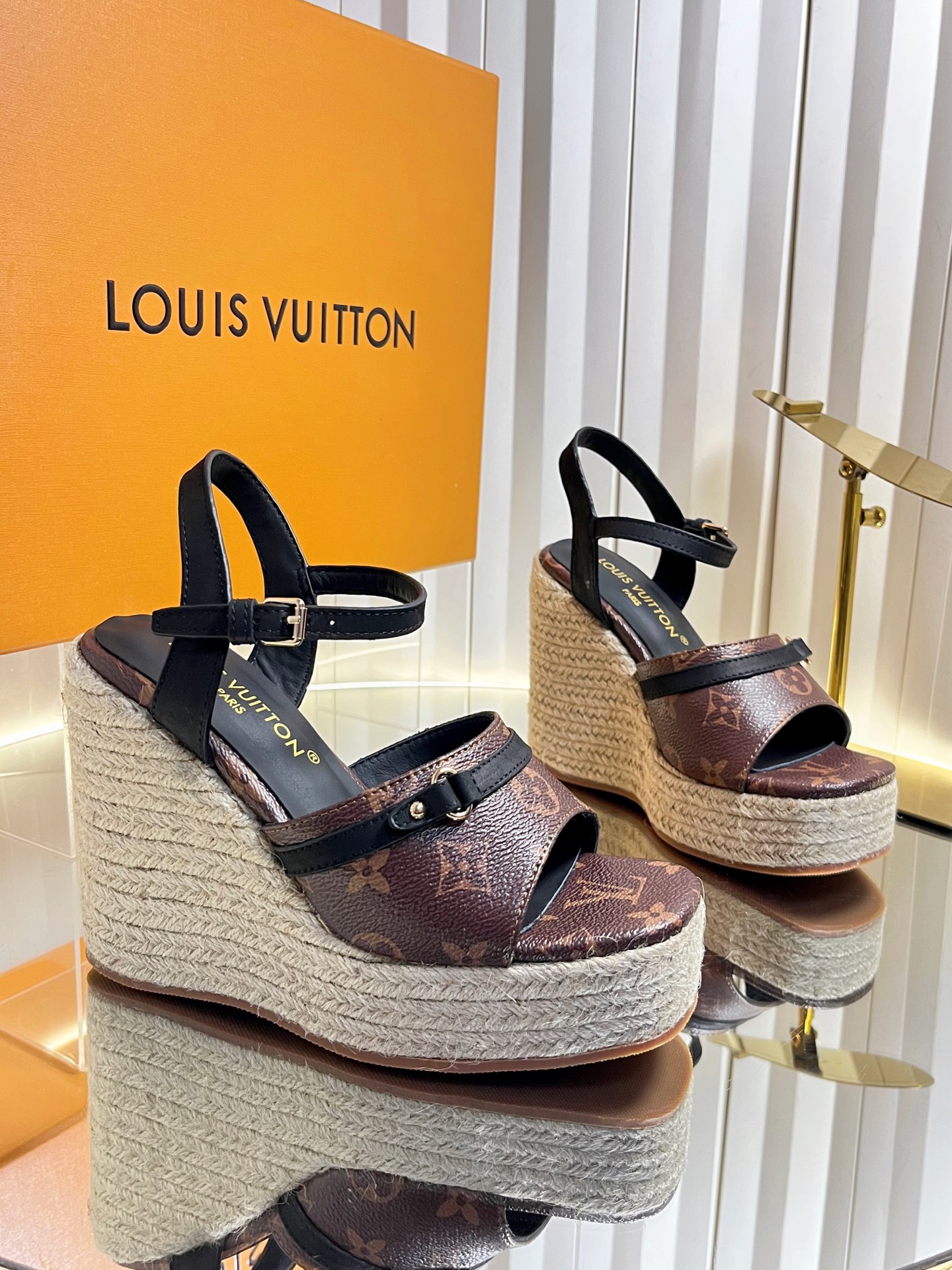 NO:782069,LV | Louis Vuitton 26 spring and summer new models. The top version is the same as the original version. The counter focuses on the latest model LV  Full of high-end feel!  A popular model among bloggers at home and abroad, it is retro, fashionable and looks great on your feet!  The official website’s main recommendation★ Original custom-made cowhide print/straw weave/denim/calfskin upper, imported sheepskin lining, original molded outsole, heel height 12cm, water platform 3.5cm/8cm, water platform 4.5, shoe size: 35-39 (customized for 40, 41), high-heeled sandals, louis vuitton, louis vuitton, sandals, high  heels,espadrilles,cowhide,sheepskin19860909LV | 路易威登 26春夏新款 顶级版本原版一致 专柜主打最新款 LV X TM村上隆联名款麻绳坡跟凉鞋 硬货上新 代购级别！高级感十足！国内外博主刷爆的一款,复古又时髦上脚美炸了！官网主推款★ 鞋面原版定制牛皮印花/草编织/牛仔布/小牛皮 内里进口羊皮里 大底原版开模大底 跟高12cm 水台3.5cm/8cm 水台4.5 鞋码: 35-39（40、41定制）,高跟鞋凉鞋,louis vuitton,louis vuitton,sandals,high heels,espadrilles,cowhide,sheepskin,Women's Shoes